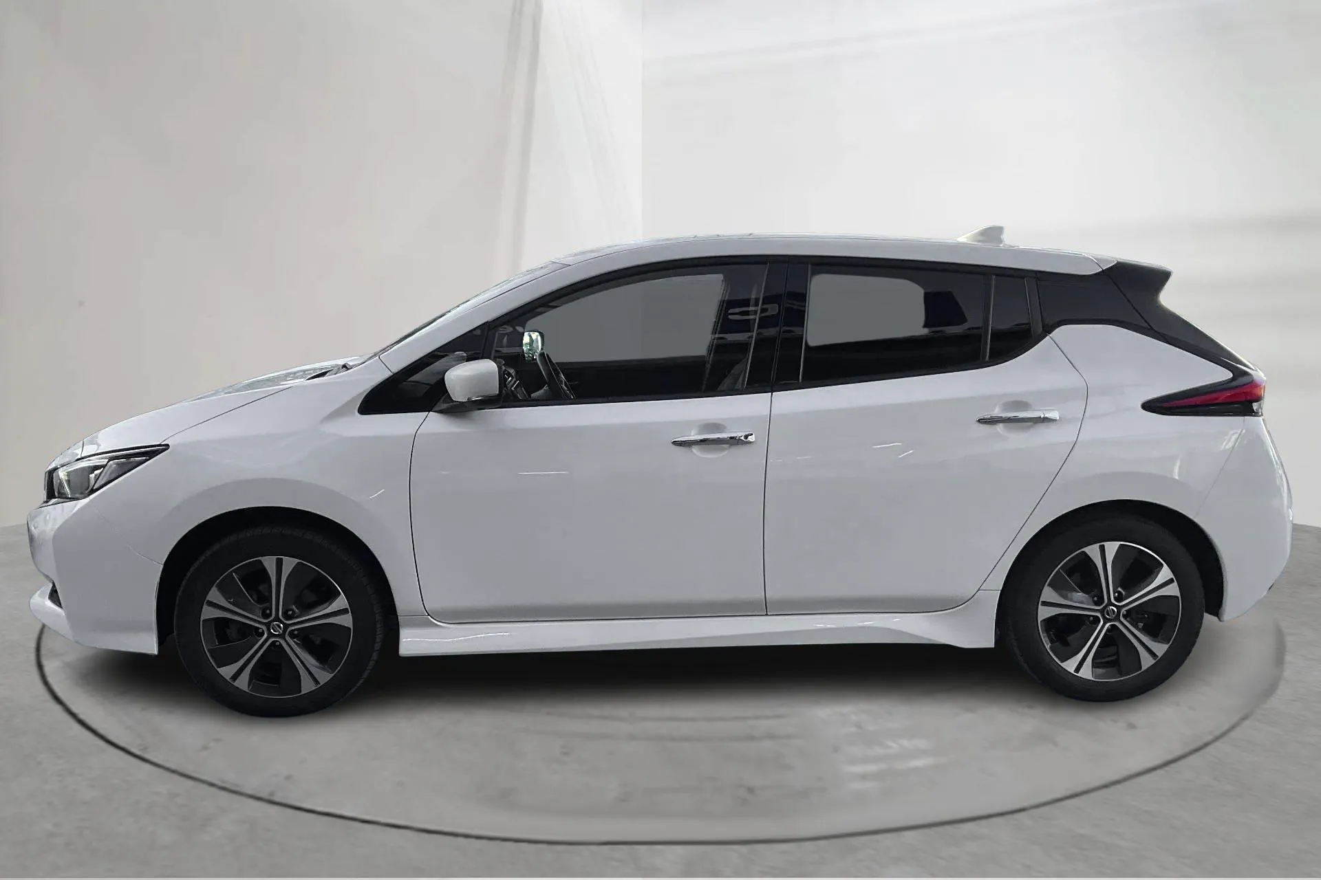 Presentationsfoto 2 av 19: Nissan LEAF 5dr 62kWh (214hk) - 9 087 mil - Automat - vit - 2022