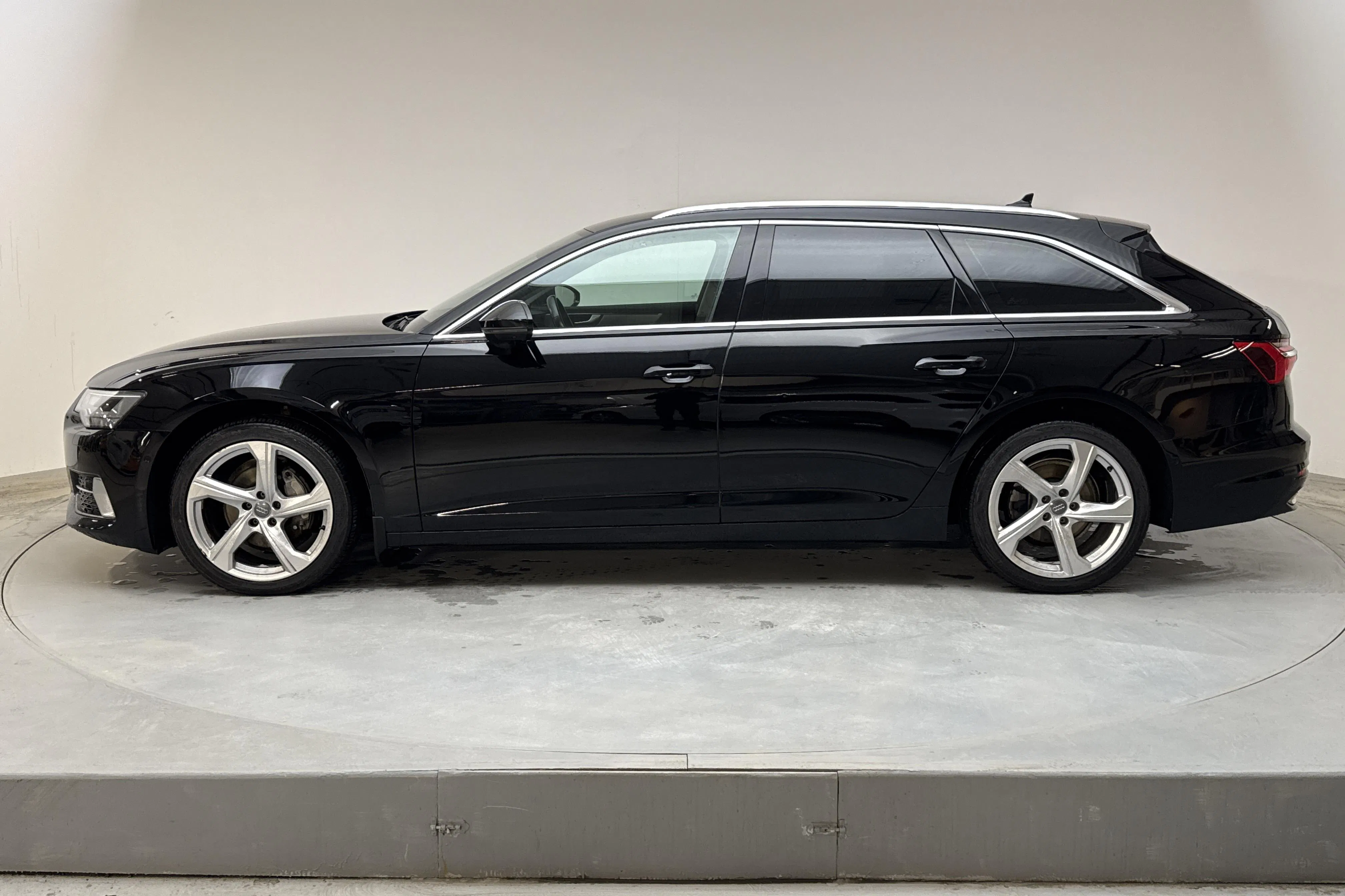 Presentationsfoto 2 av 18: Audi A6 Avant 40 TDI (204hk) - 15 448 mil - Automat - svart - 2020