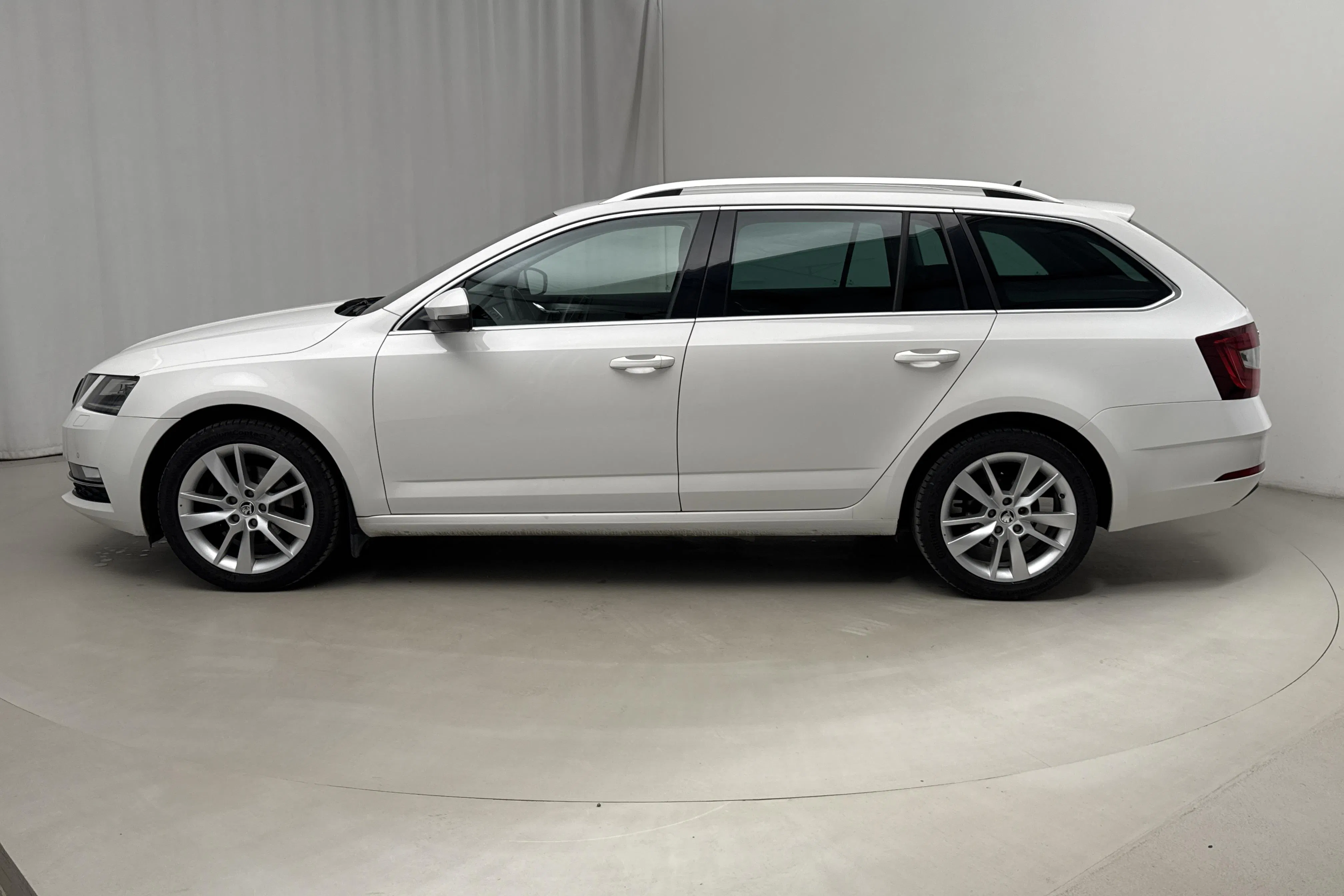 Presentationsfoto 2 av 22: Skoda Octavia III 1.0 TSI Combi (115hk) - 12 060 mil - Manuell - vit - 2020