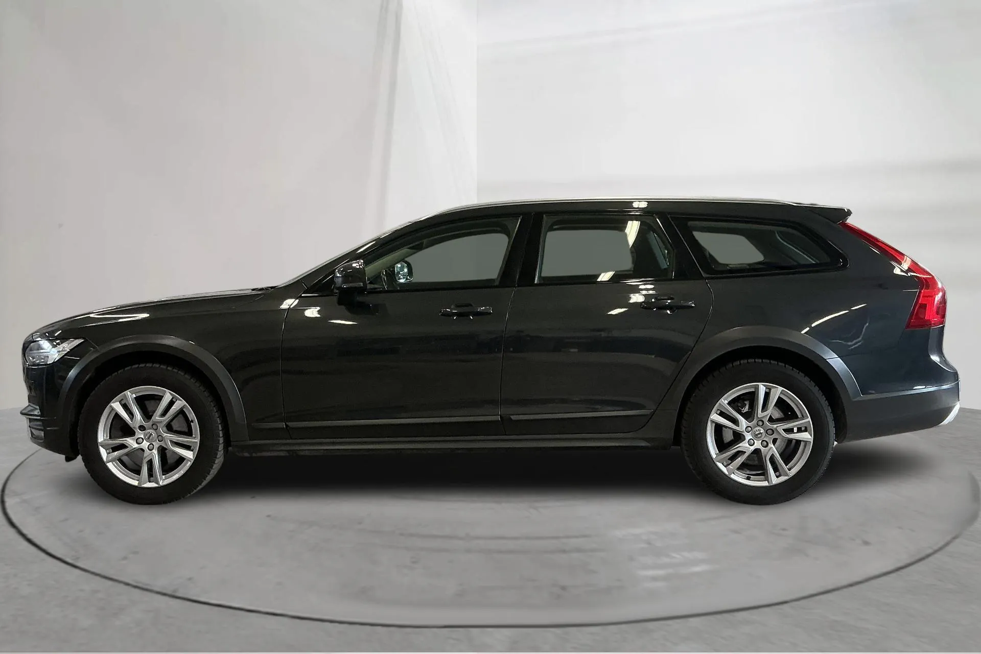 Presentationsfoto 2 av 15: Volvo V90 D4 Cross Country AWD (190hk) - 29 770 mil - Automat - grå - 2018
