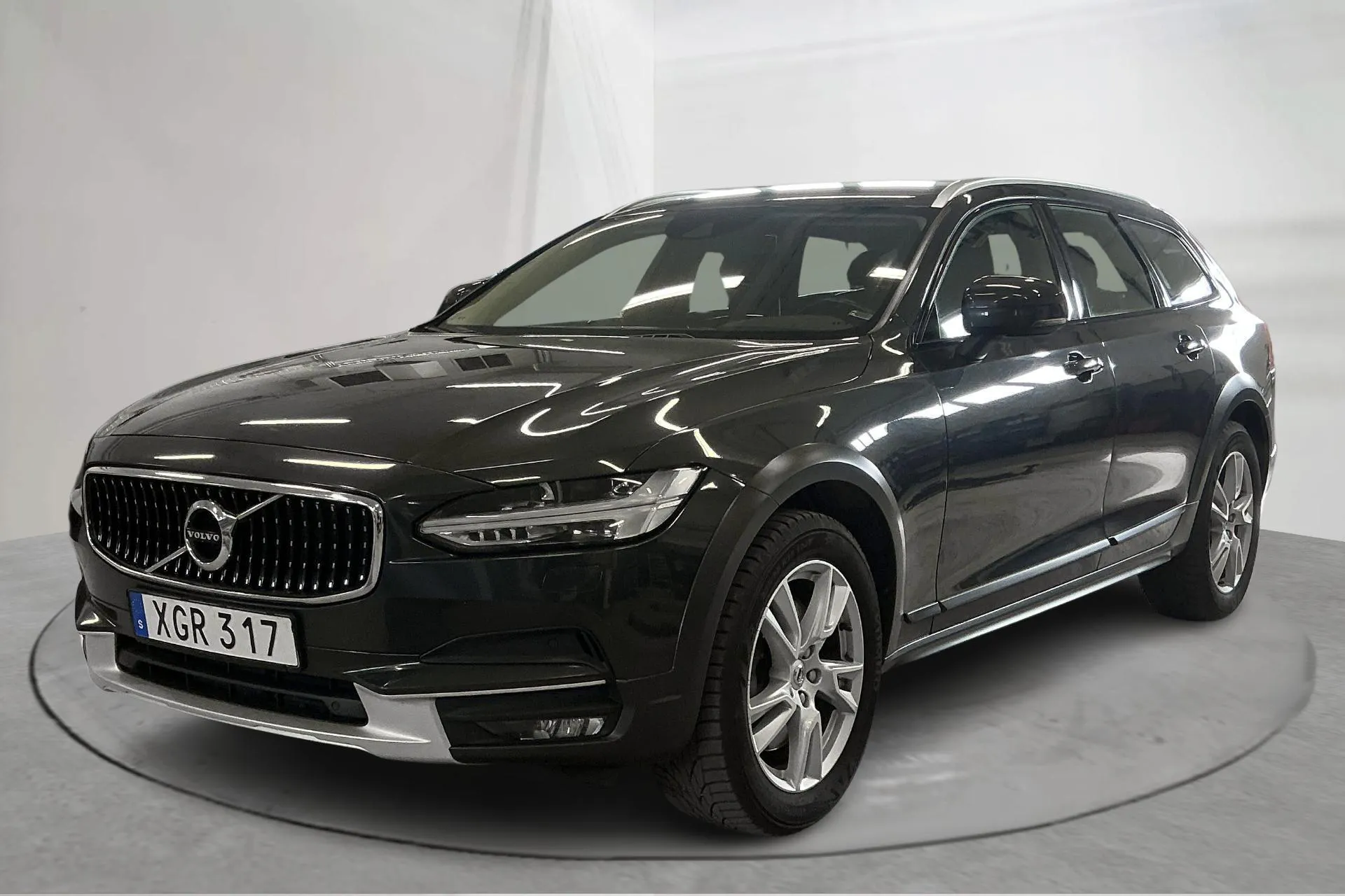 Presentationsfoto 1 av 15: Volvo V90 D4 Cross Country AWD (190hk) - 29 770 mil - Automat - grå - 2018