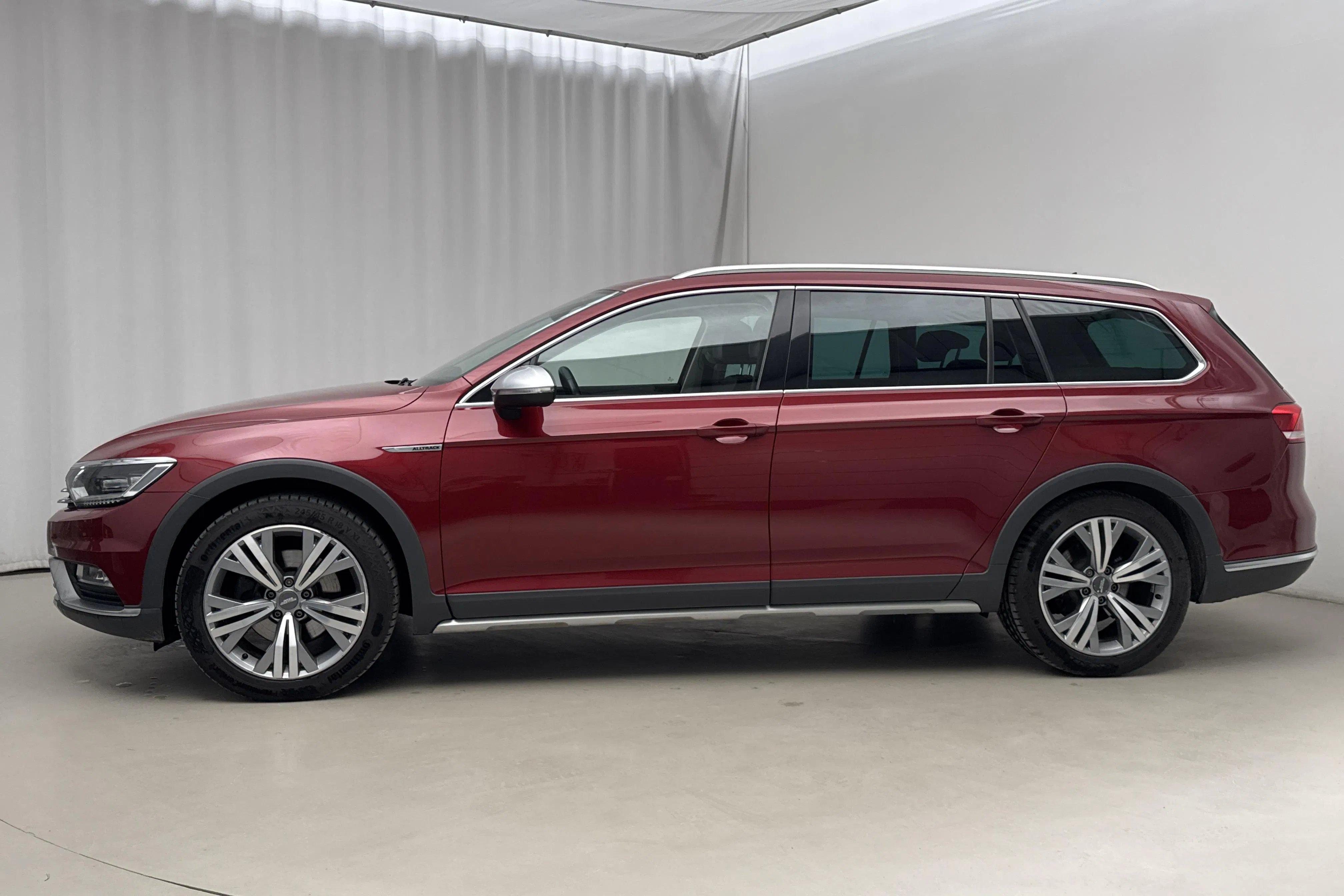 Presentationsfoto 2 av 20: VW Passat Alltrack 2.0 TDI 4MOTION (190hk) - 18 754 mil - Automat - Dark Red - 2016