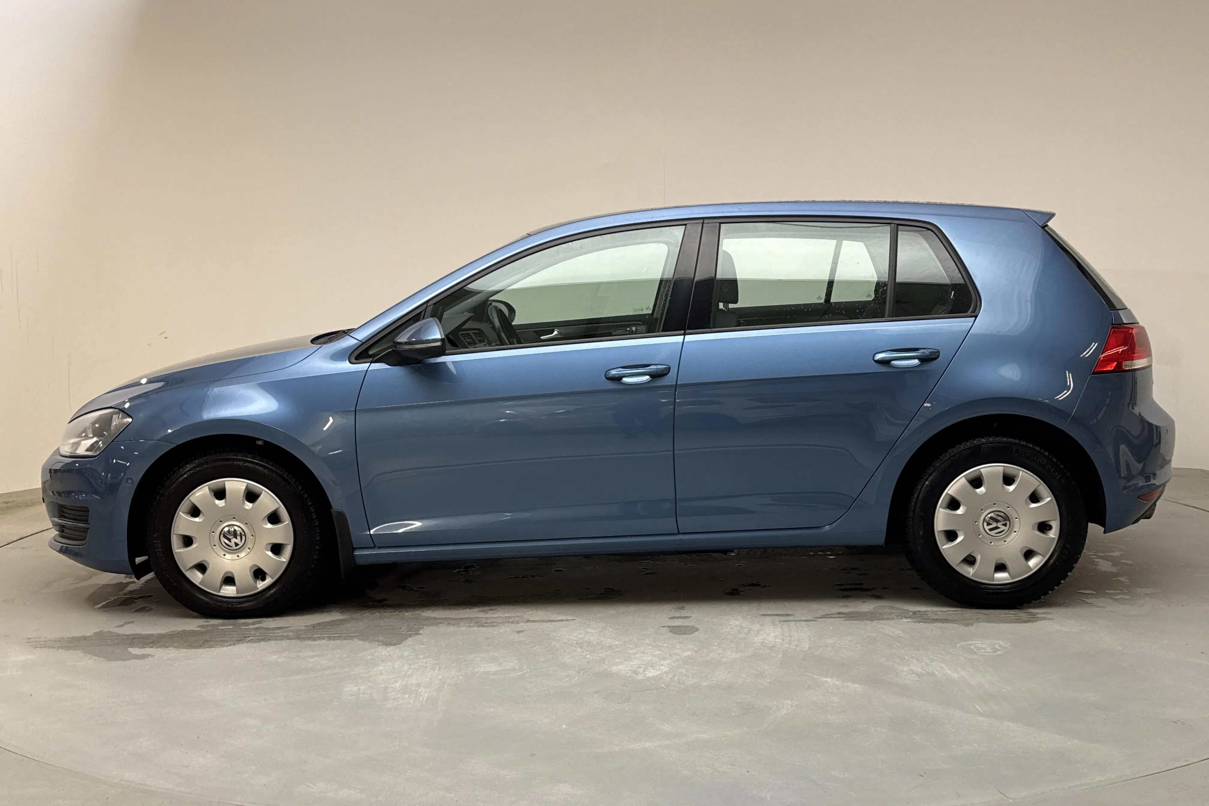 Presentationsfoto 2 av 13: VW Golf VII 1.6 TDI BlueMotion Technology 5dr (105hk) - 12 832 mil - Manuell - blå - 2013