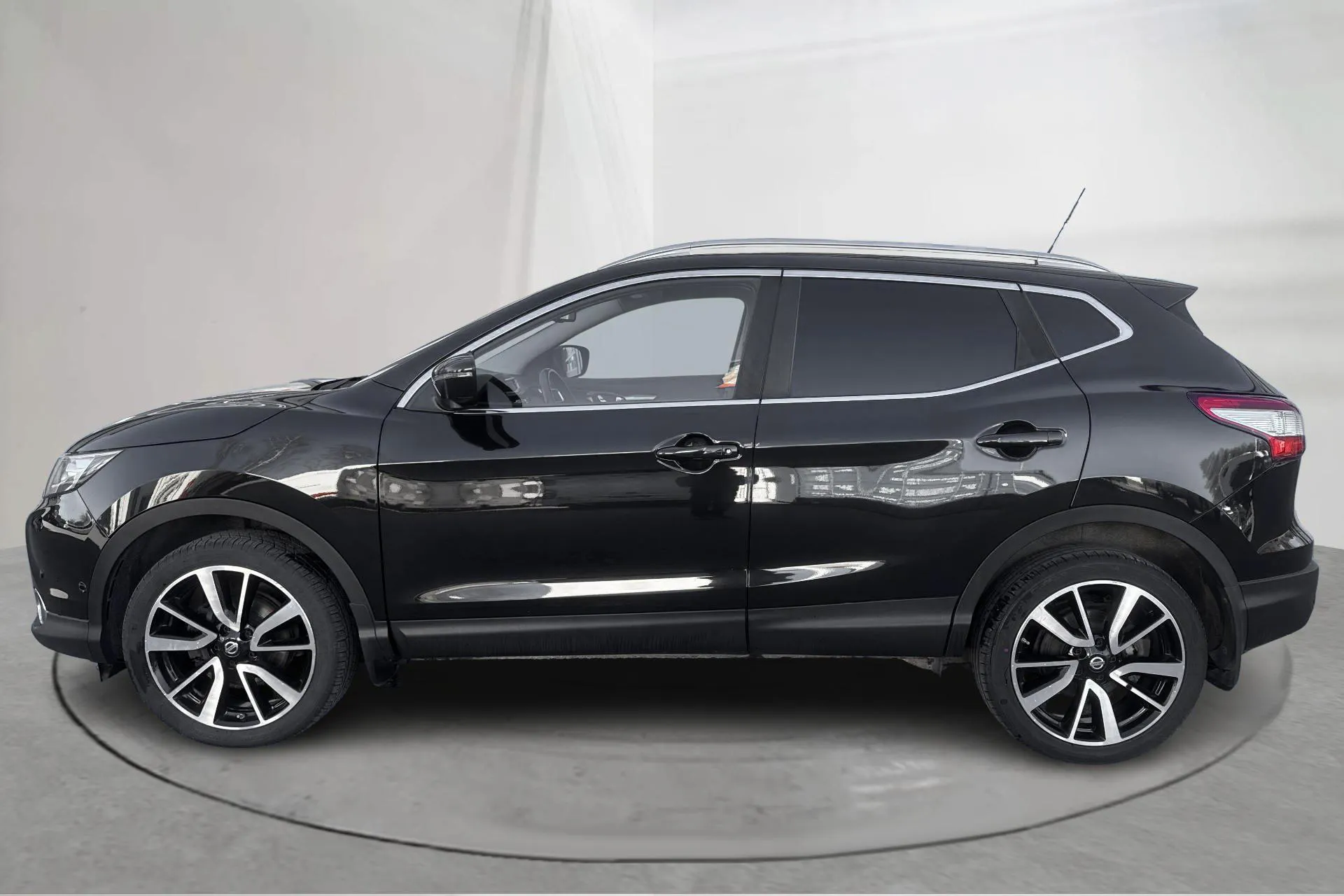 Presentationsfoto 2 av 19: Nissan Qashqai 1.2 (115hk) - 15 499 mil - Automat - svart - 2017