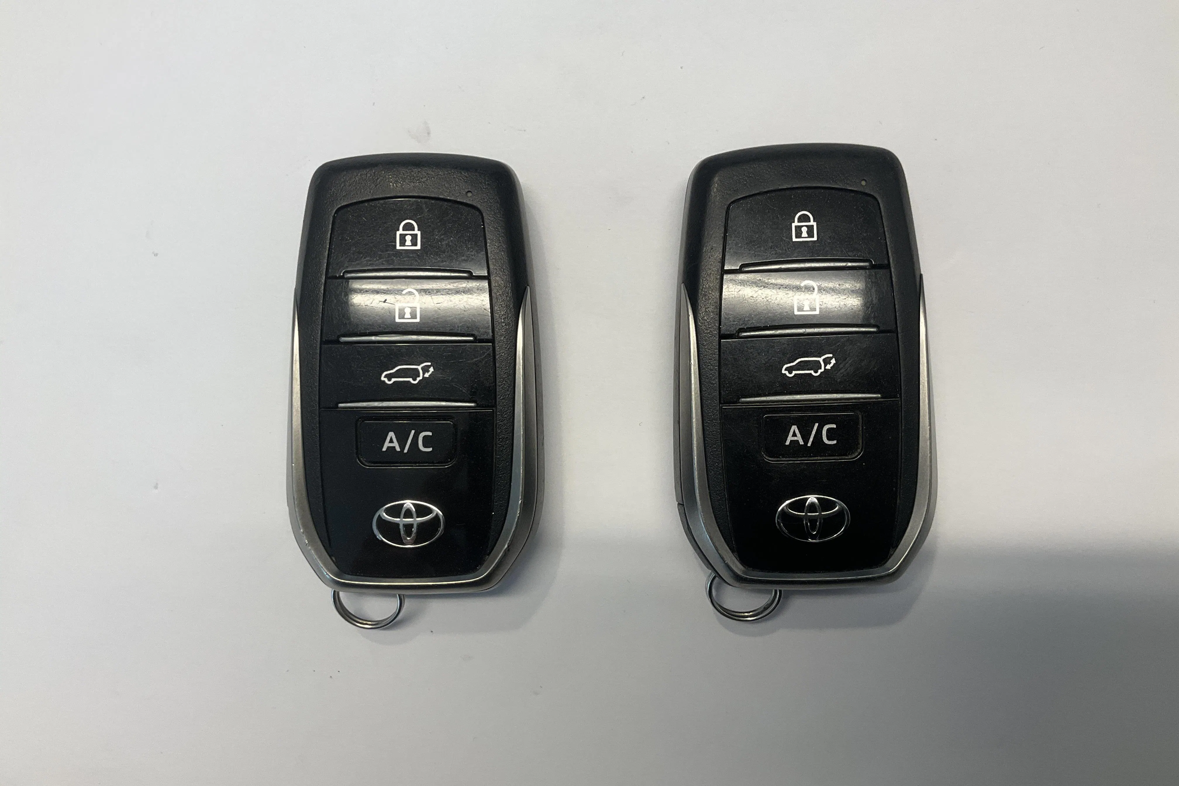 Presentationsfoto 15 av 15: Toyota RAV4 2.5 Plug-in Hybrid AWDi (306hk) - 13 522 mil - Automat - vit - 2024