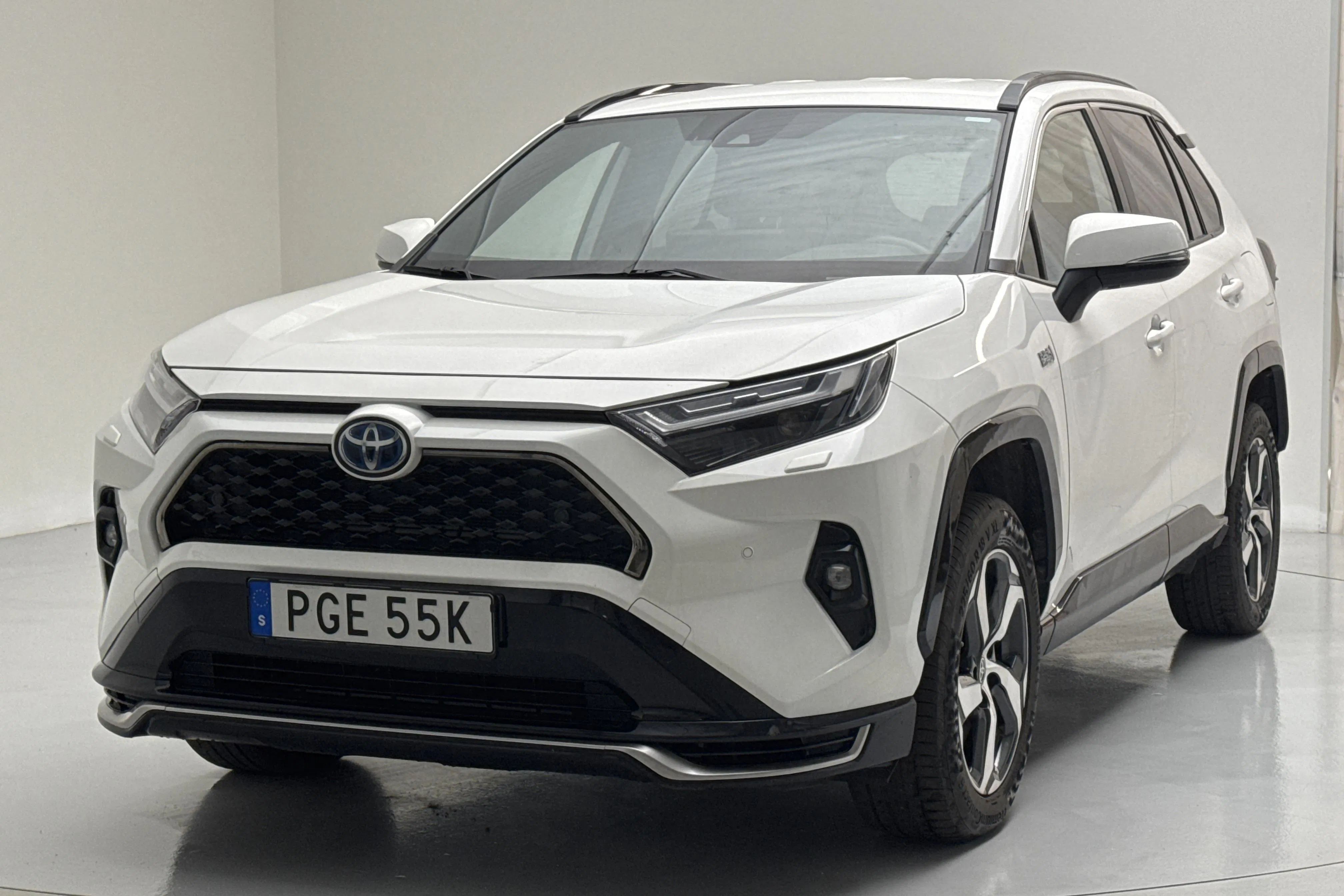 Presentationsfoto 1 av 15: Toyota RAV4 2.5 Plug-in Hybrid AWDi (306hk) - 13 522 mil - Automat - vit - 2024