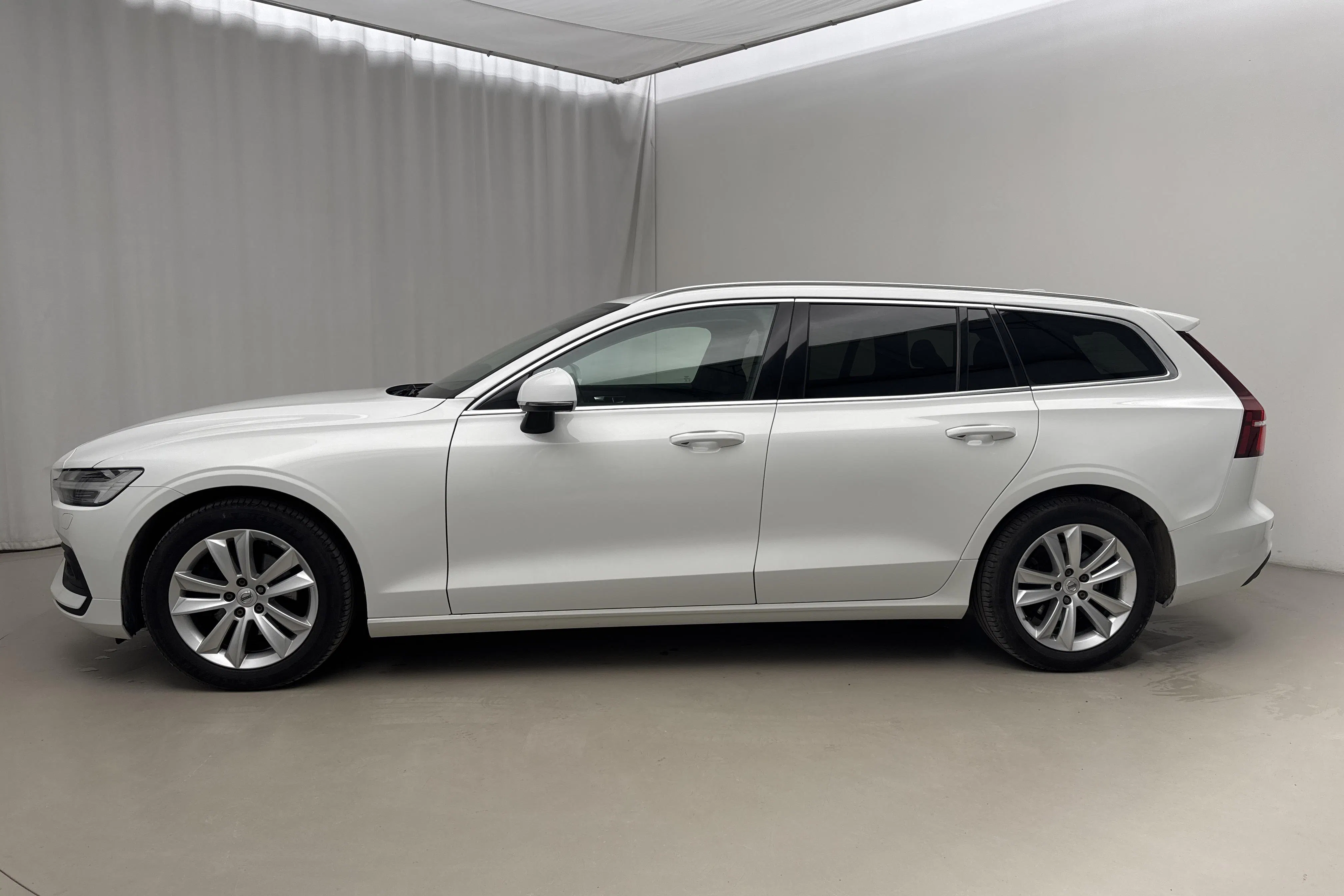 Presentationsfoto 2 av 19: Volvo V60 D4 AWD (190hk) - 18 905 mil - Automat - vit - 2021