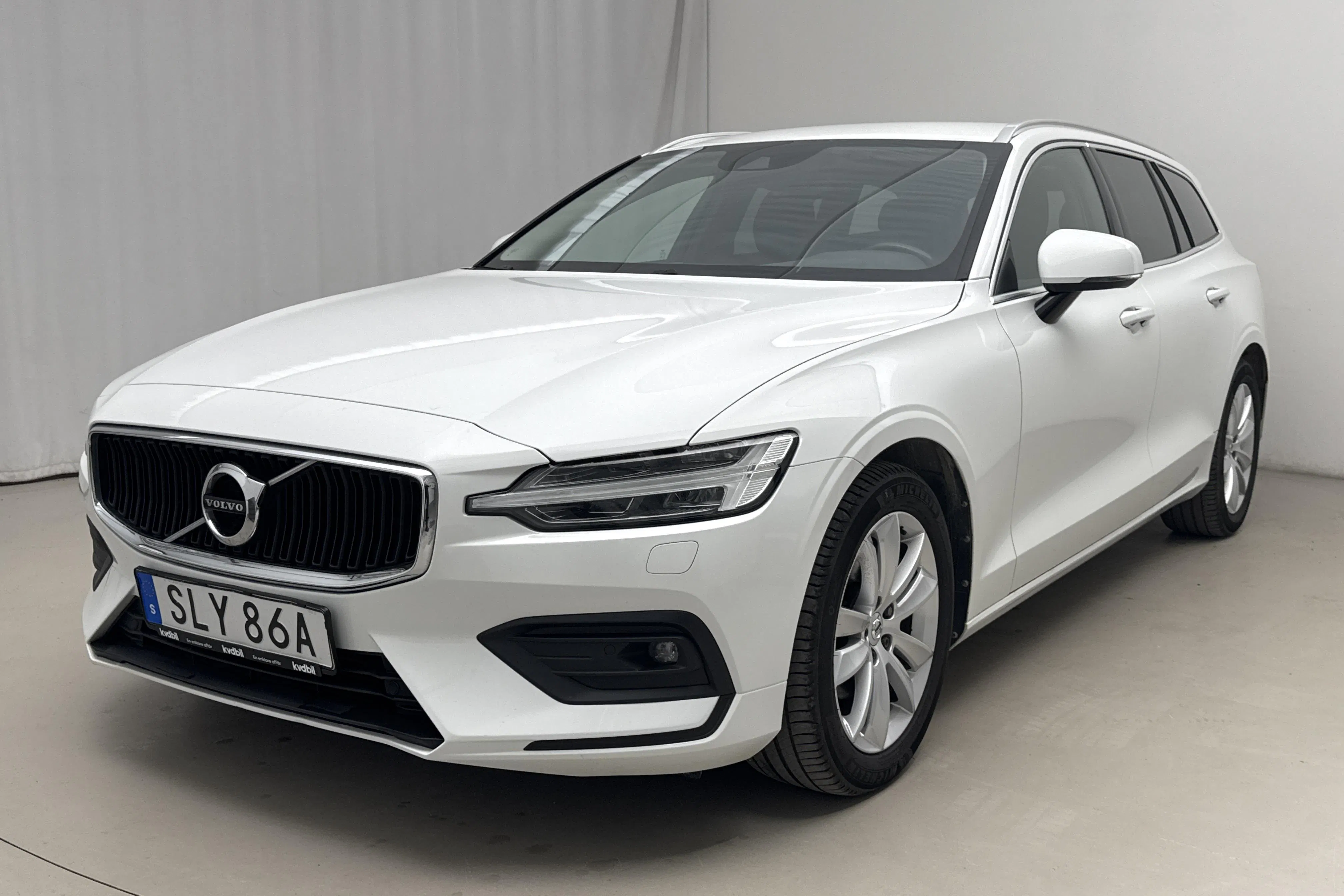 Presentationsfoto 1 av 19: Volvo V60 D4 AWD (190hk) - 18 905 mil - Automat - vit - 2021