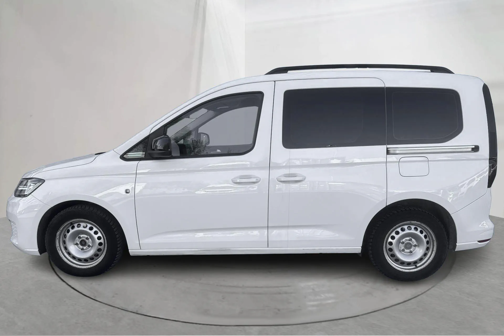 Presentationsfoto 2 av 16: VW Caddy Life Maxi 2.0 TDI (122hk) - 10 990 mil - Automat - vit - 2022