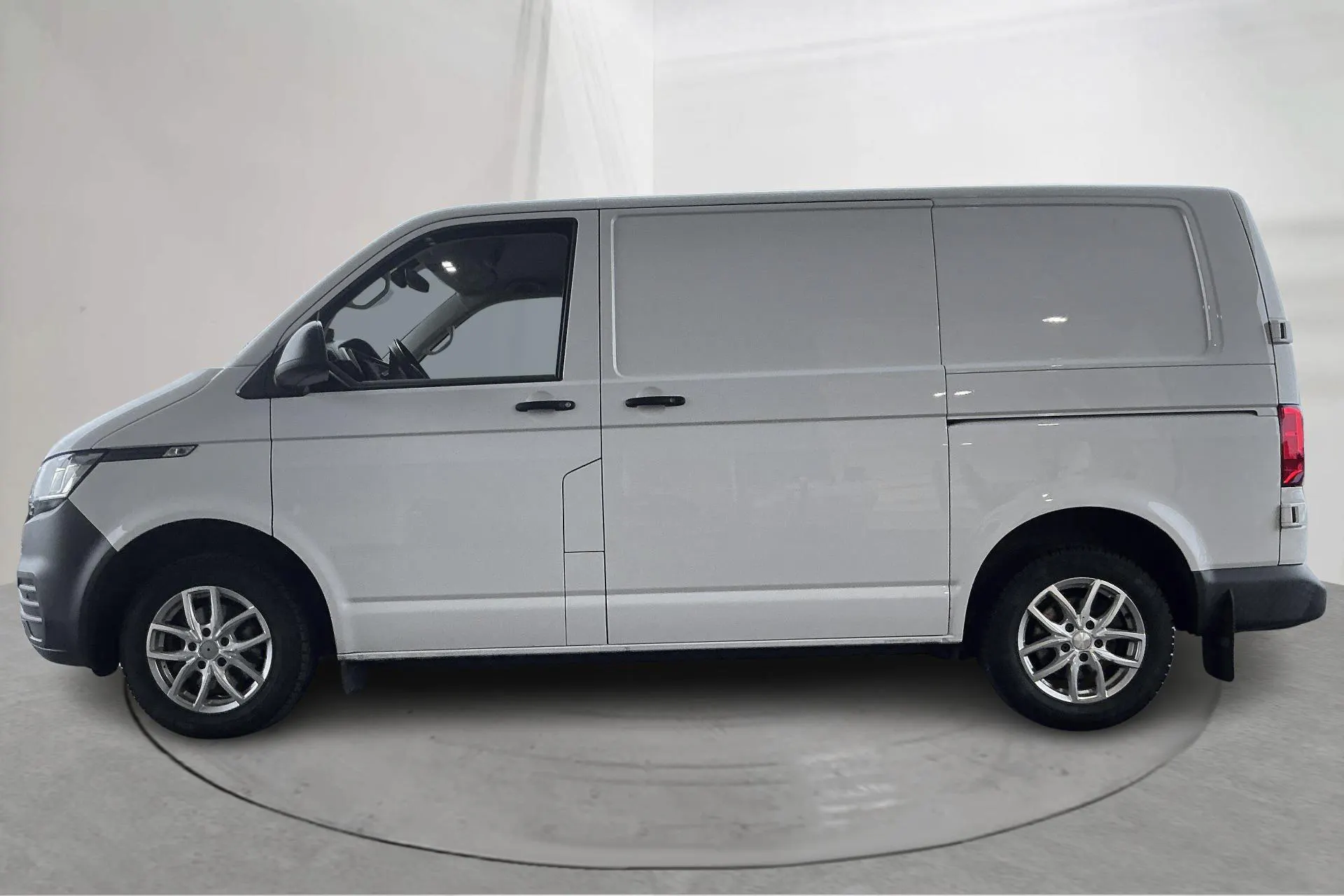 Presentationsfoto 2 av 14: VW Transporter 2.0 TDI BMT Skåp (150hk) - 16 228 mil - Automat - vit - 2021