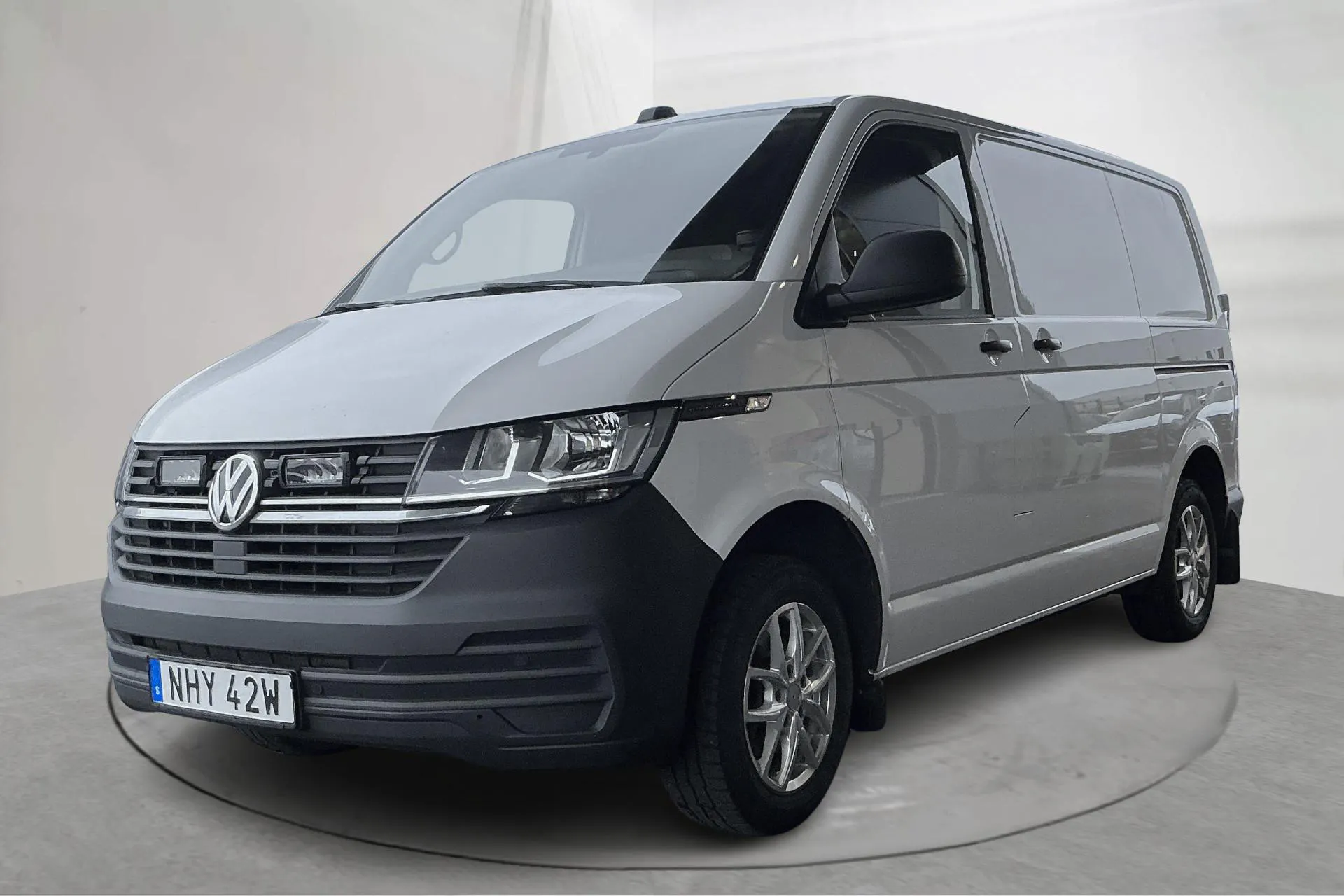 Presentationsfoto 1 av 14: VW Transporter 2.0 TDI BMT Skåp (150hk) - 16 228 mil - Automat - vit - 2021
