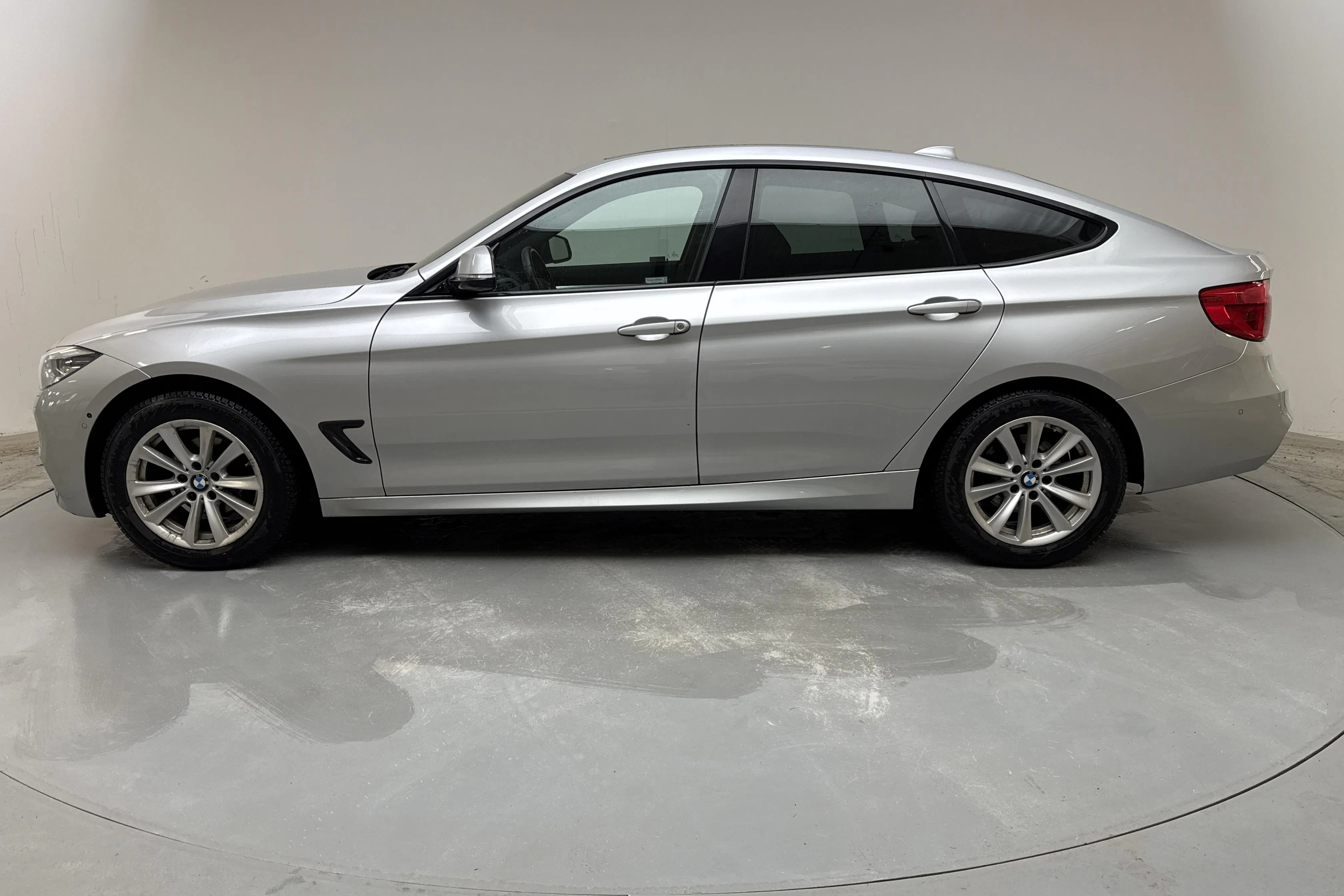 Presentationsfoto 2 av 18: BMW 320i xDrive Sedan, F30 (184hk) - 12 744 mil - Automat - silver - 2018