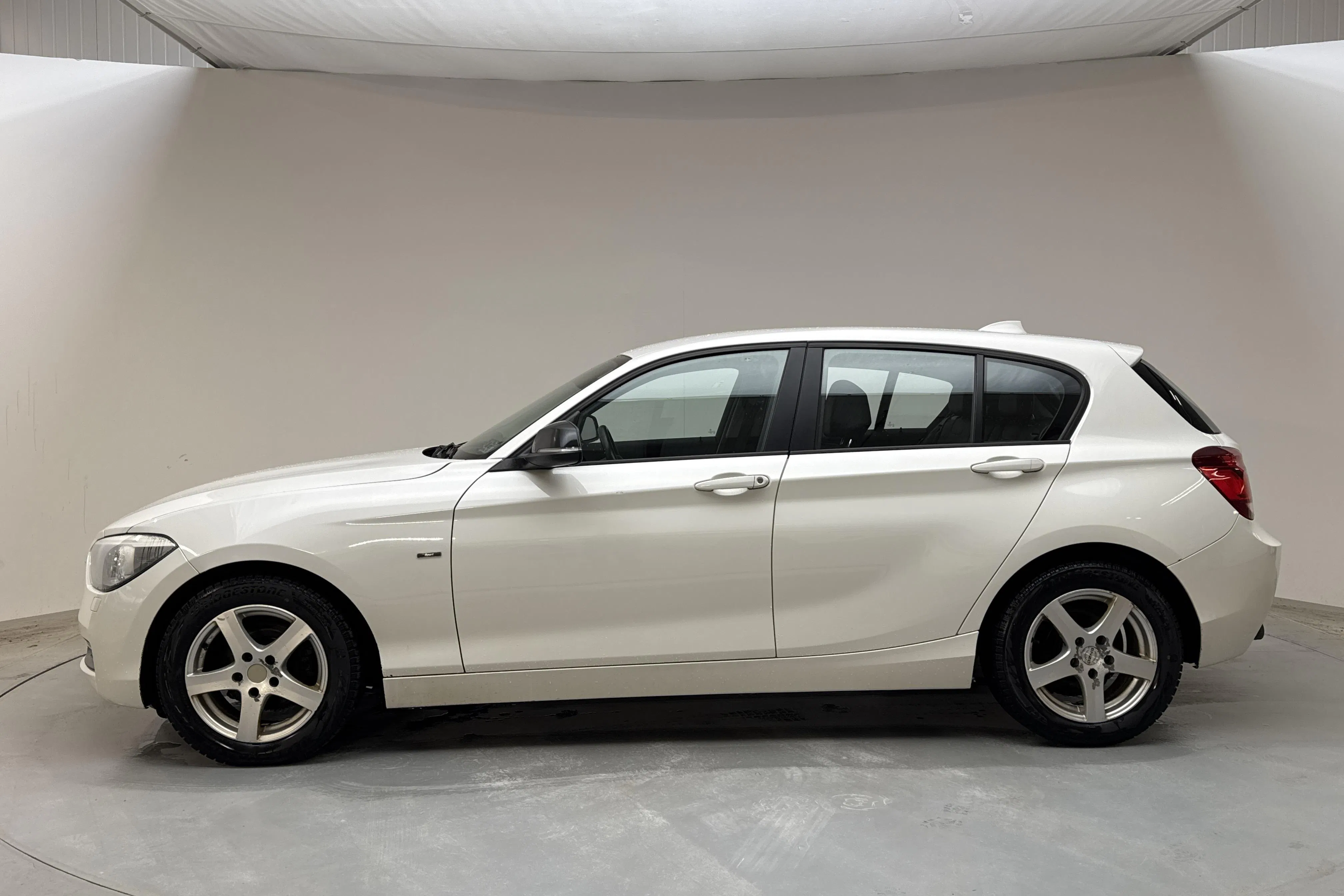 Presentationsfoto 2 av 13: BMW 118d 5dr, F20 (143hk) - 28 057 mil - Manuell - vit - 2012