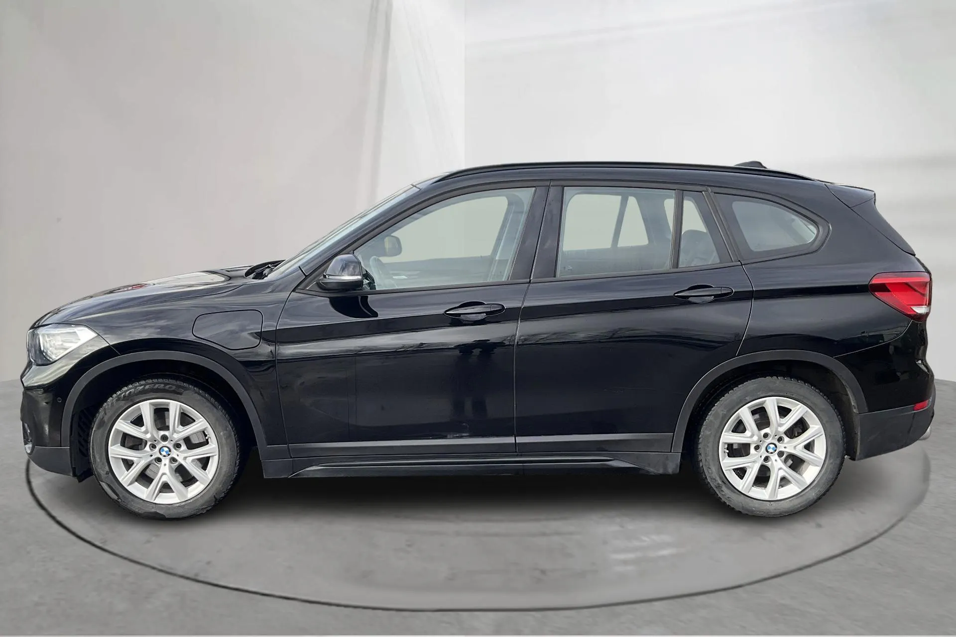 Presentationsfoto 2 av 20: BMW X1 xDrive25e 9,7kWh LCI, F48 (220hk) - 9 876 mil - Automat - svart - 2021