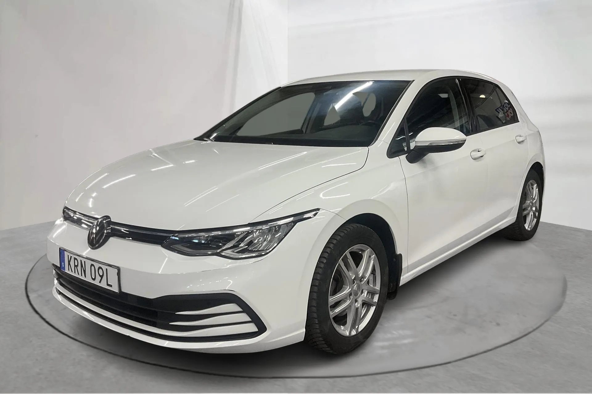 Presentationsfoto 1 av 13: VW Golf VIII 1.5 TSI 5dr (150hk) - 5 863 mil - Automat - vit - 2024