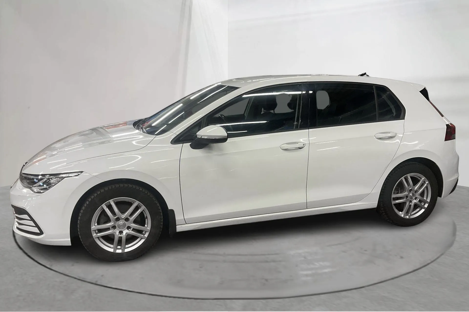 Presentationsfoto 2 av 13: VW Golf VIII 1.5 TSI 5dr (150hk) - 5 863 mil - Automat - vit - 2024