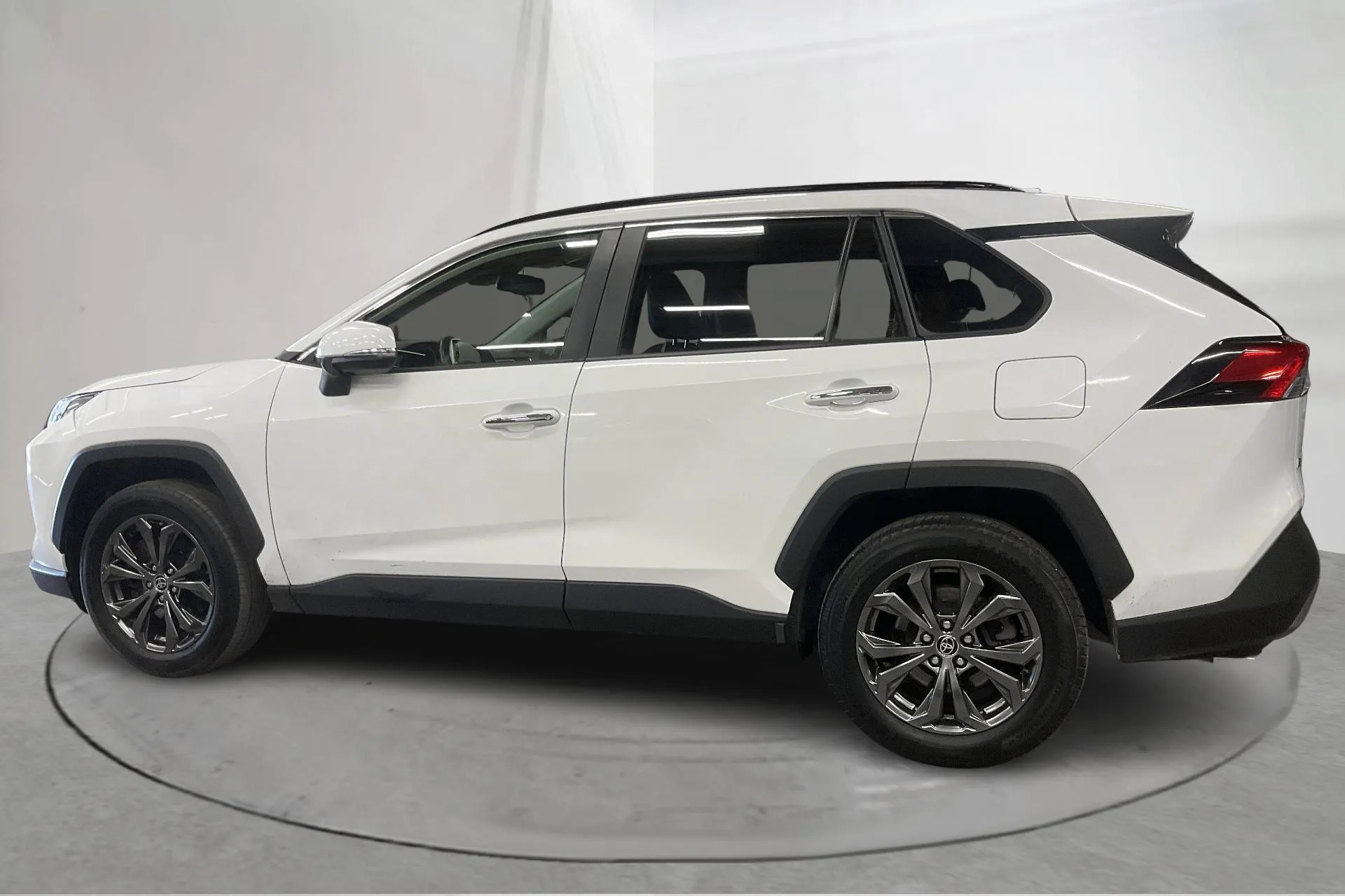 Presentationsfoto 2 av 16: Toyota RAV4 2.5 HSD AWD (222hk) - 17 833 mil - Automat - vit - 2022