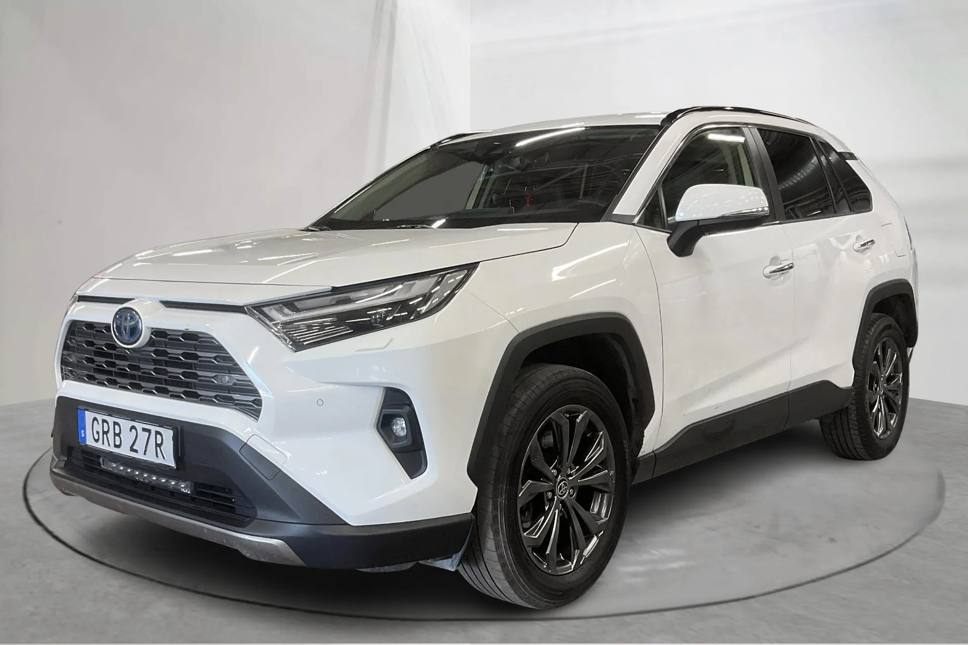 Presentationsfoto 1 av 16: Toyota RAV4 2.5 HSD AWD (222hk) - 17 833 mil - Automat - vit - 2022