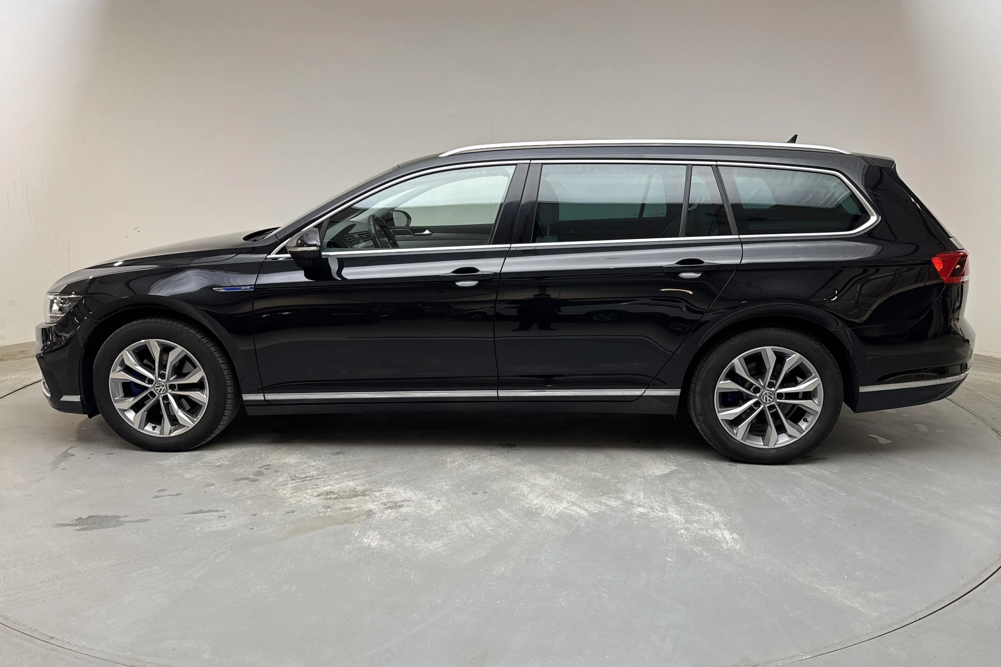 Presentationsfoto 2 av 17: VW Passat 1.4 GTE Sportscombi (218hk) - 11 159 mil - Automat - svart - 2020