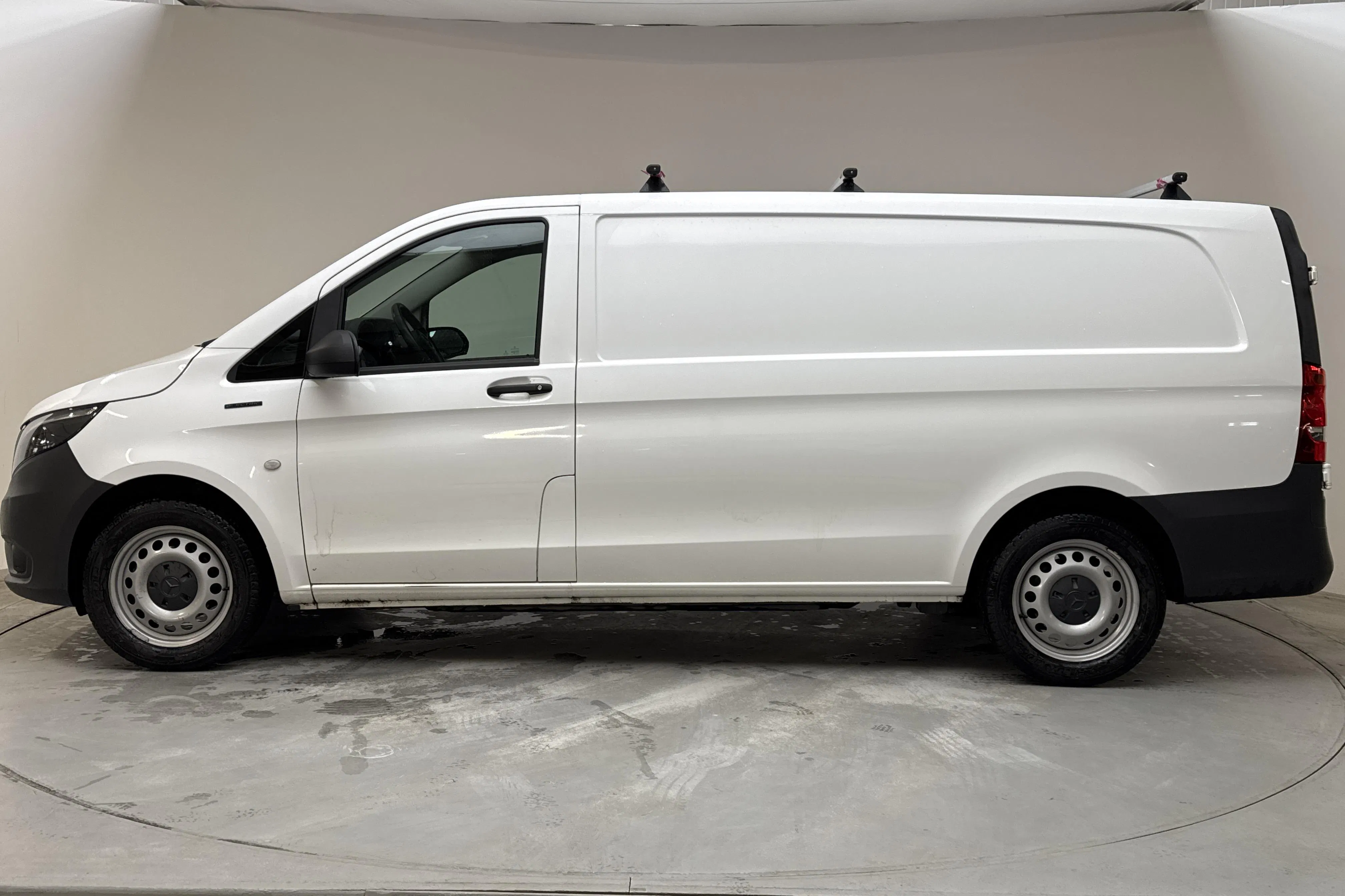 Presentationsfoto 2 av 14: Mercedes eVito Skåp 41kWh W447 (116hk) - 2 824 mil - Automat - vit - 2020