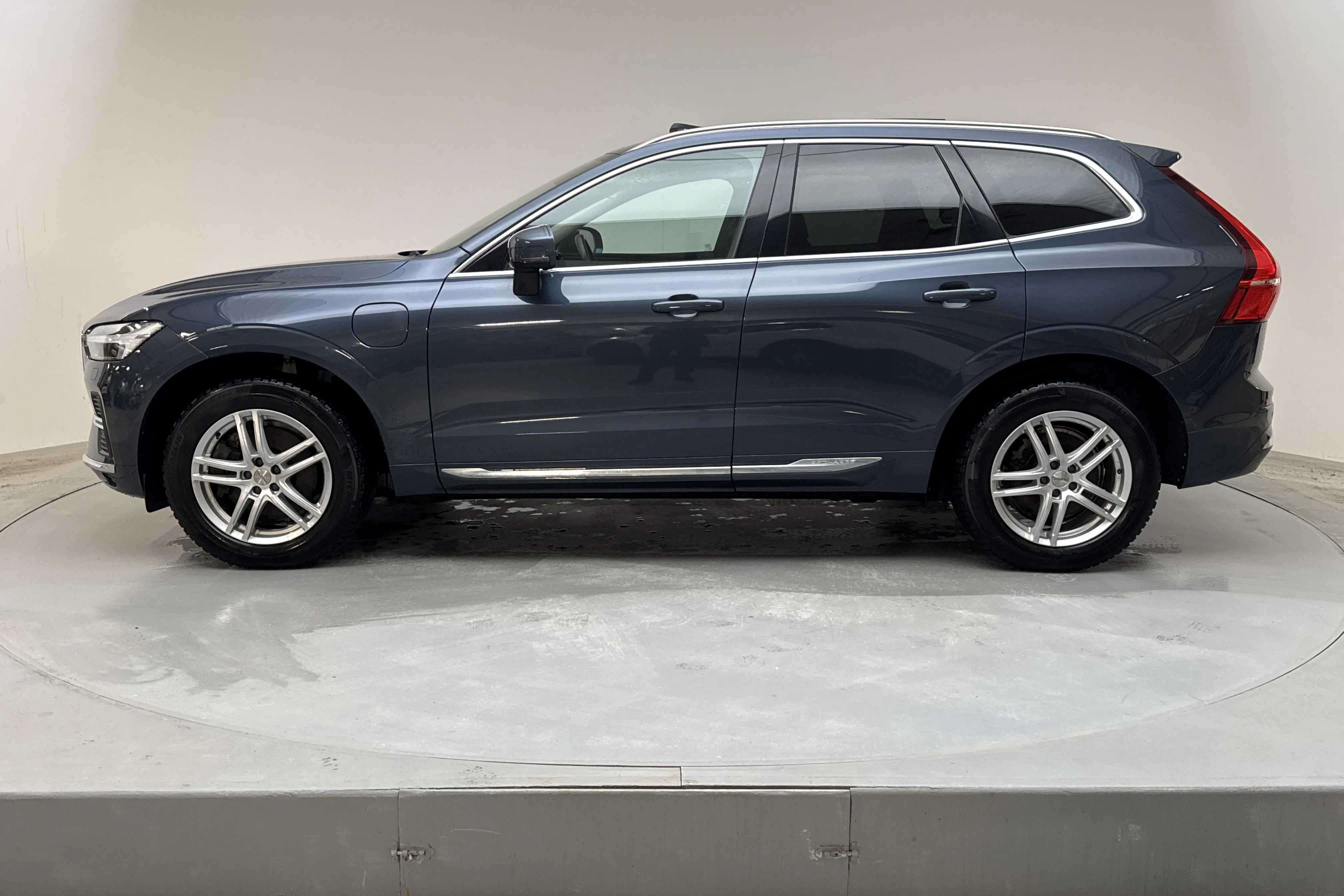 Presentationsfoto 2 av 19: Volvo XC60 T6 AWD Recharge (350hk) - 11 732 mil - Automat - Dark Blue - 2024