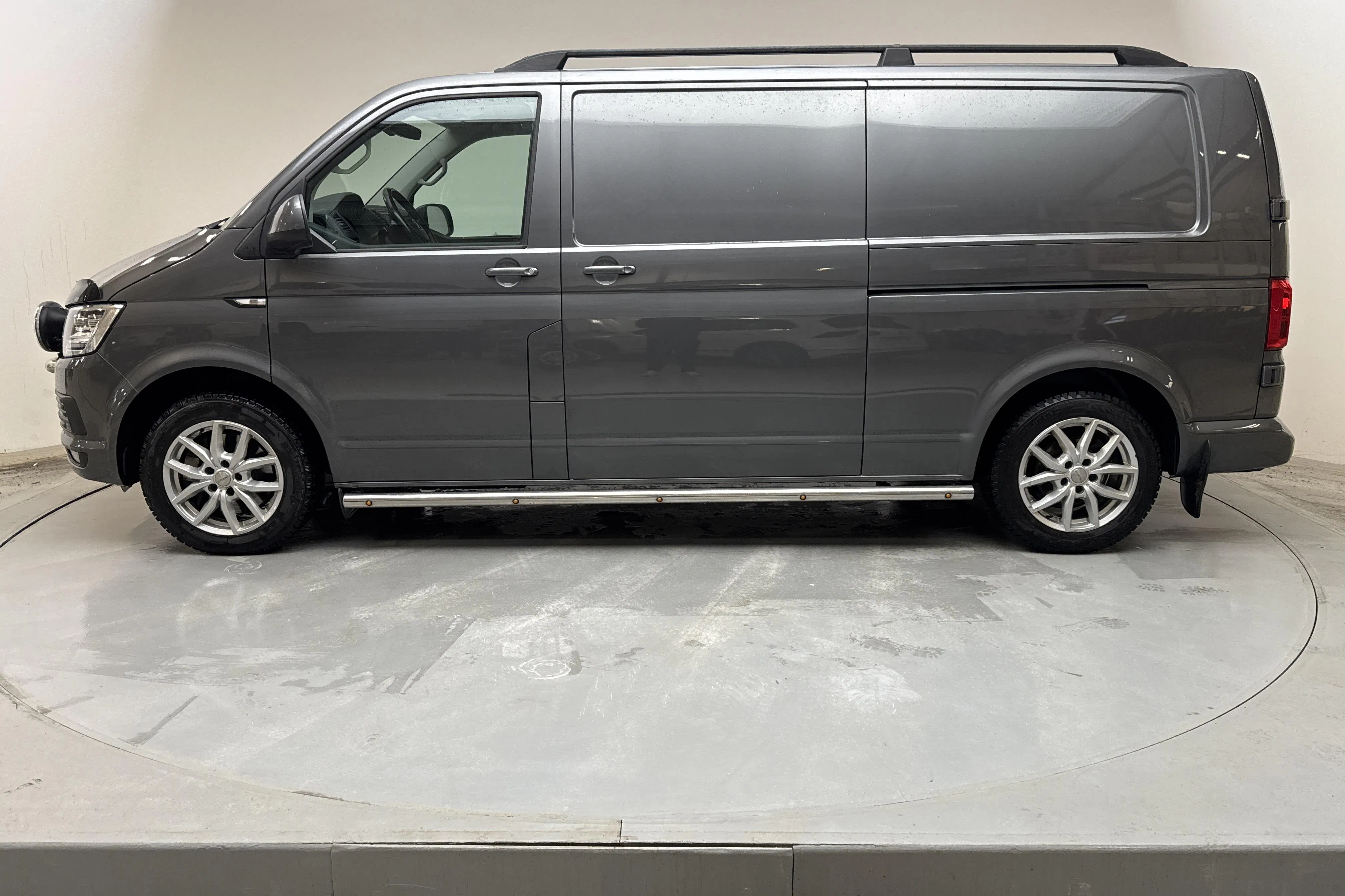 Presentationsfoto 2 av 12: VW Transporter T6 2.0 TDI BMT 4MOTION (204hk) - 13 255 mil - Automat - grå - 2019