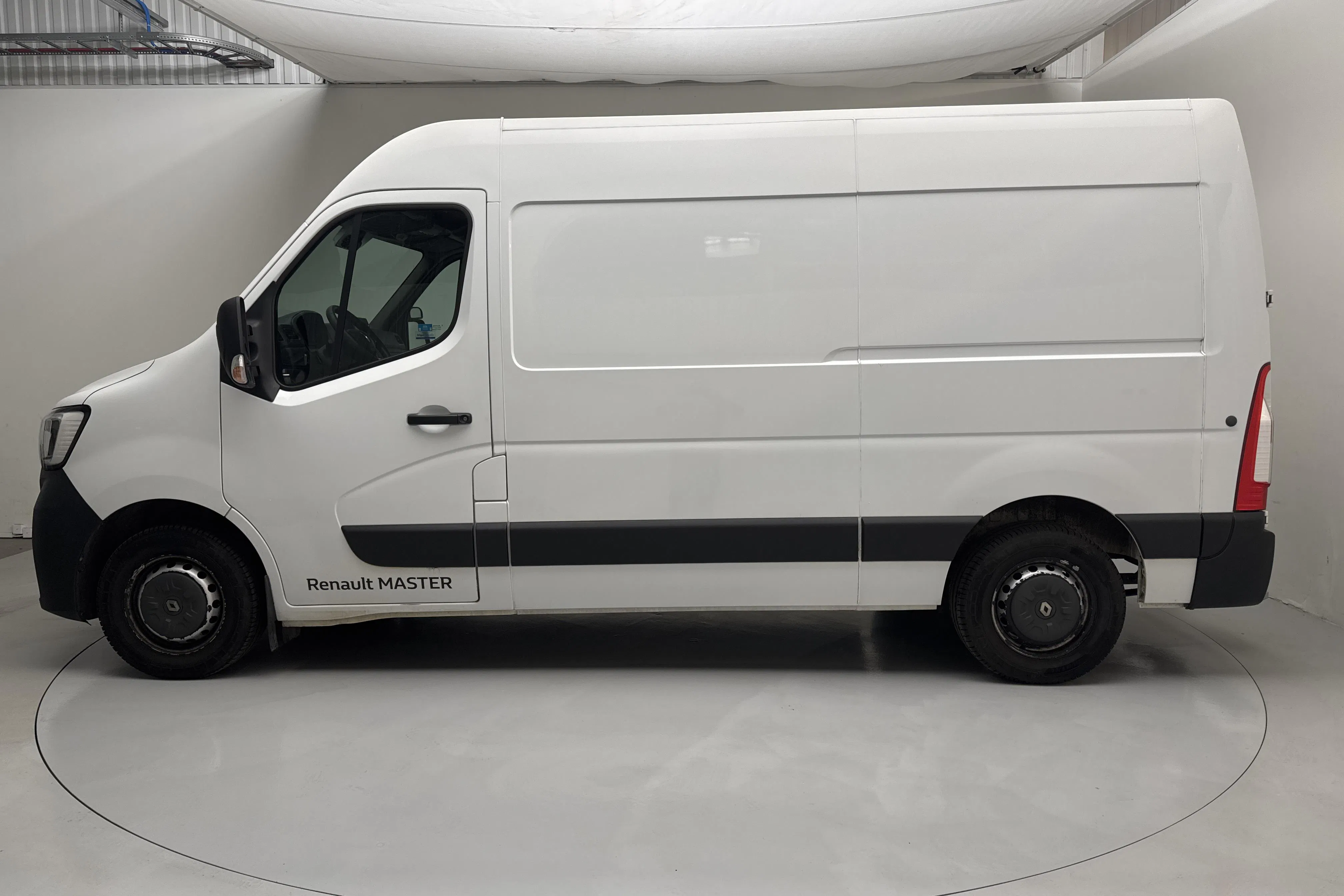 Presentation photo 2 of 16: Renault Master 2.3 dCi FAP 2WD (180hk) - 115 950 km - Manual - white - 2020