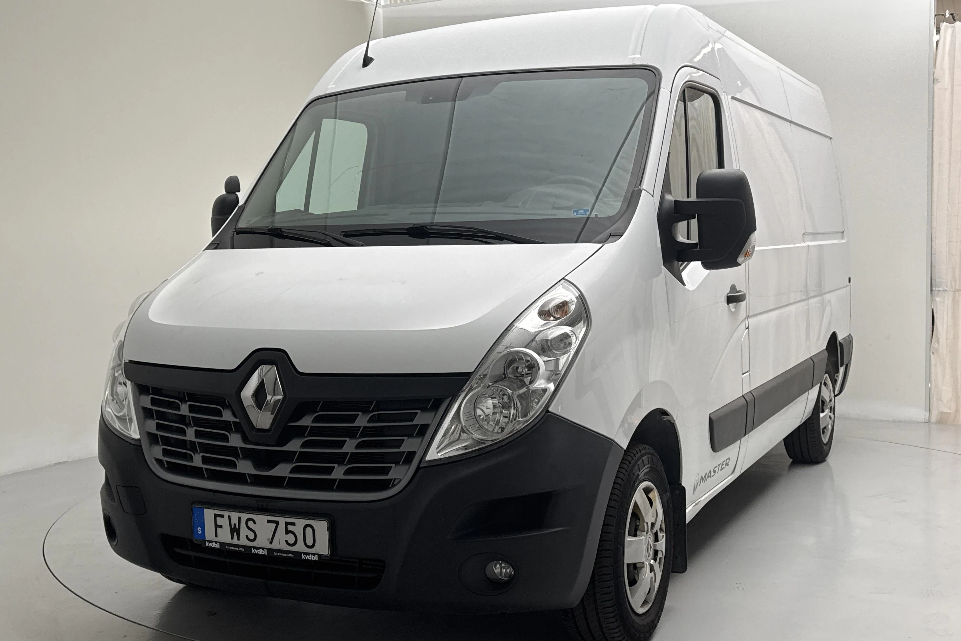 Presentationsfoto 1 av 16: Renault Master 2.3 dCi FAP 2WD (170hk) - 10 047 mil - Manuell - vit - 2018
