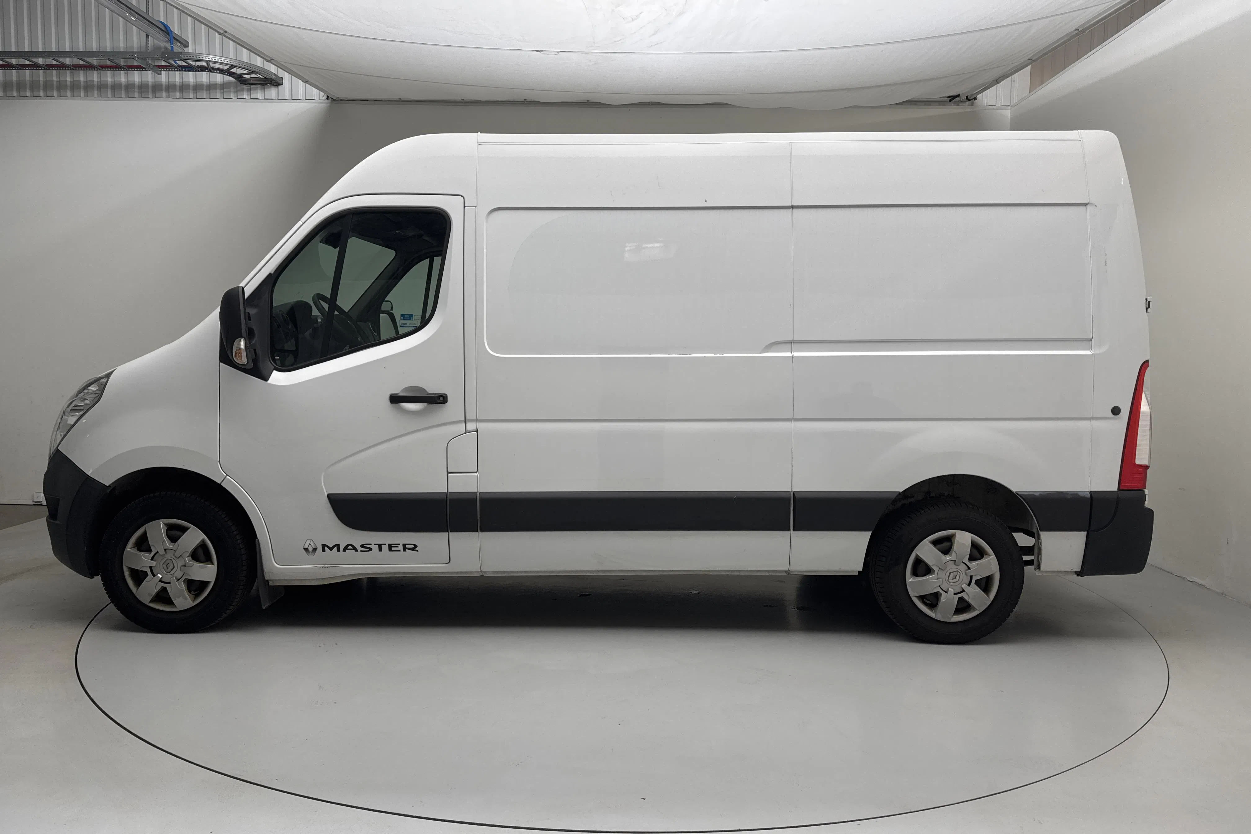 Presentationsfoto 2 av 16: Renault Master 2.3 dCi FAP 2WD (170hk) - 10 047 mil - Manuell - vit - 2018