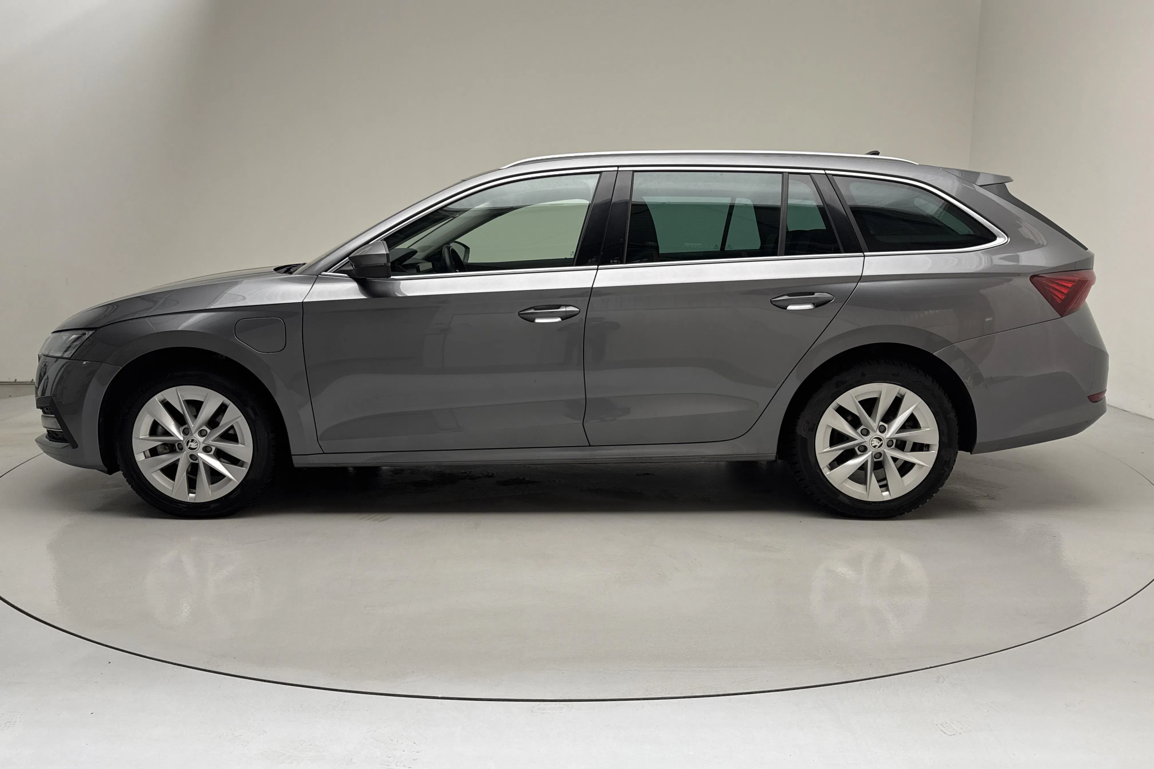 Presentationsfoto 2 av 16: Skoda Octavia 1.4 iV PHEV Combi (204hk) - 7 337 mil - Automat - grå - 2023