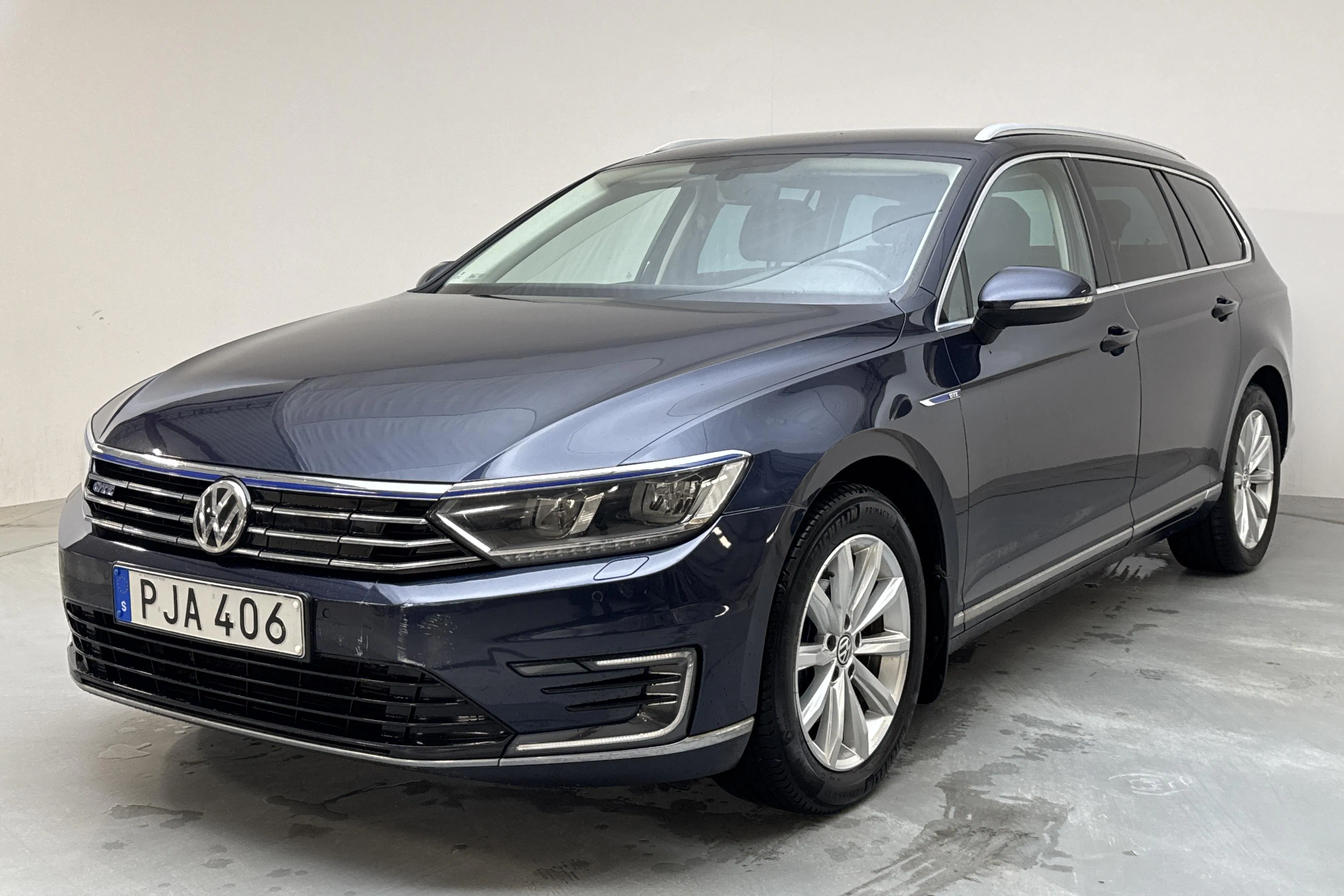Presentationsfoto 1 av 15: VW Passat 1.4 Plug-in-Hybrid Sportscombi (218hk) - 12 425 mil - Automat - Dark Blue - 2017