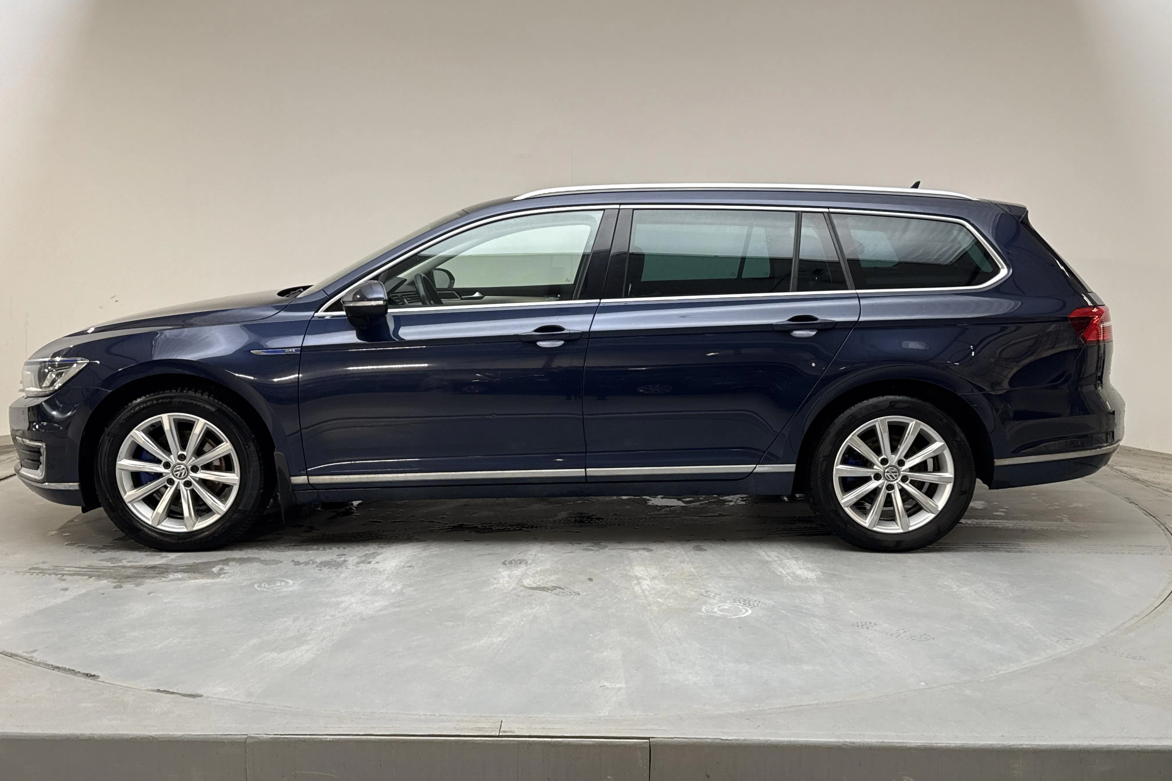Presentationsfoto 2 av 15: VW Passat 1.4 Plug-in-Hybrid Sportscombi (218hk) - 12 425 mil - Automat - Dark Blue - 2017