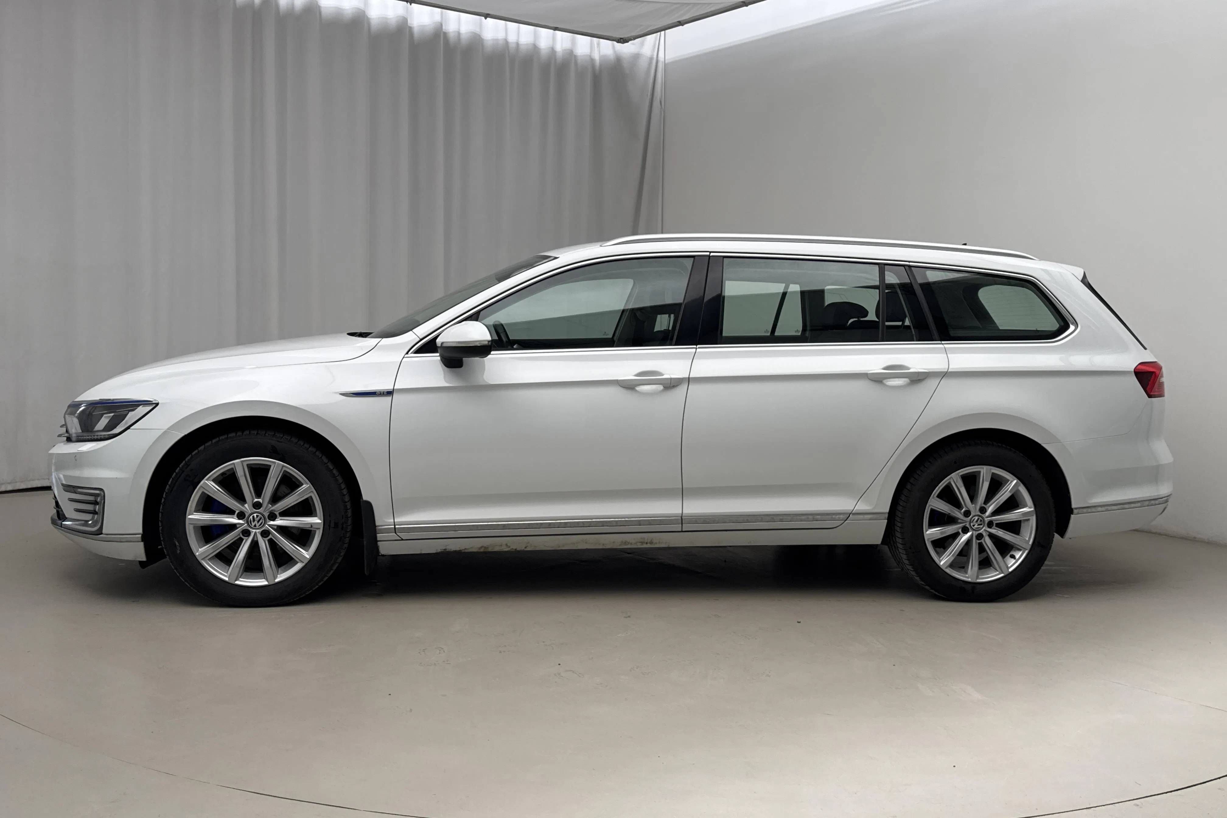 Presentationsfoto 2 av 22: VW Passat 1.4 Plug-in-Hybrid Sportscombi (218hk) - 21 373 mil - Automat - vit - 2018