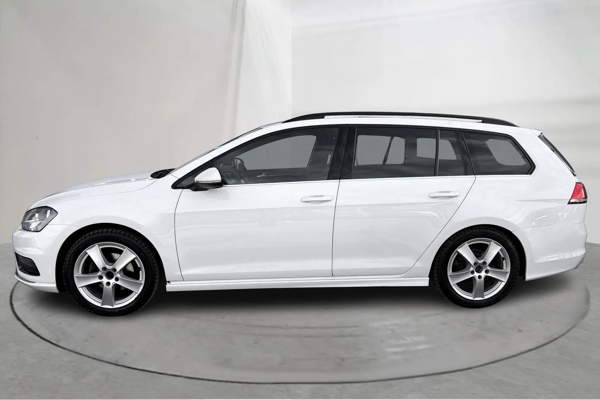 Presentationsfoto 2 av 15: VW Golf VII 2.0 TDI BlueMotion Technology Sportscombi (150hk) - 16 840 mil - Automat - vit - 2016