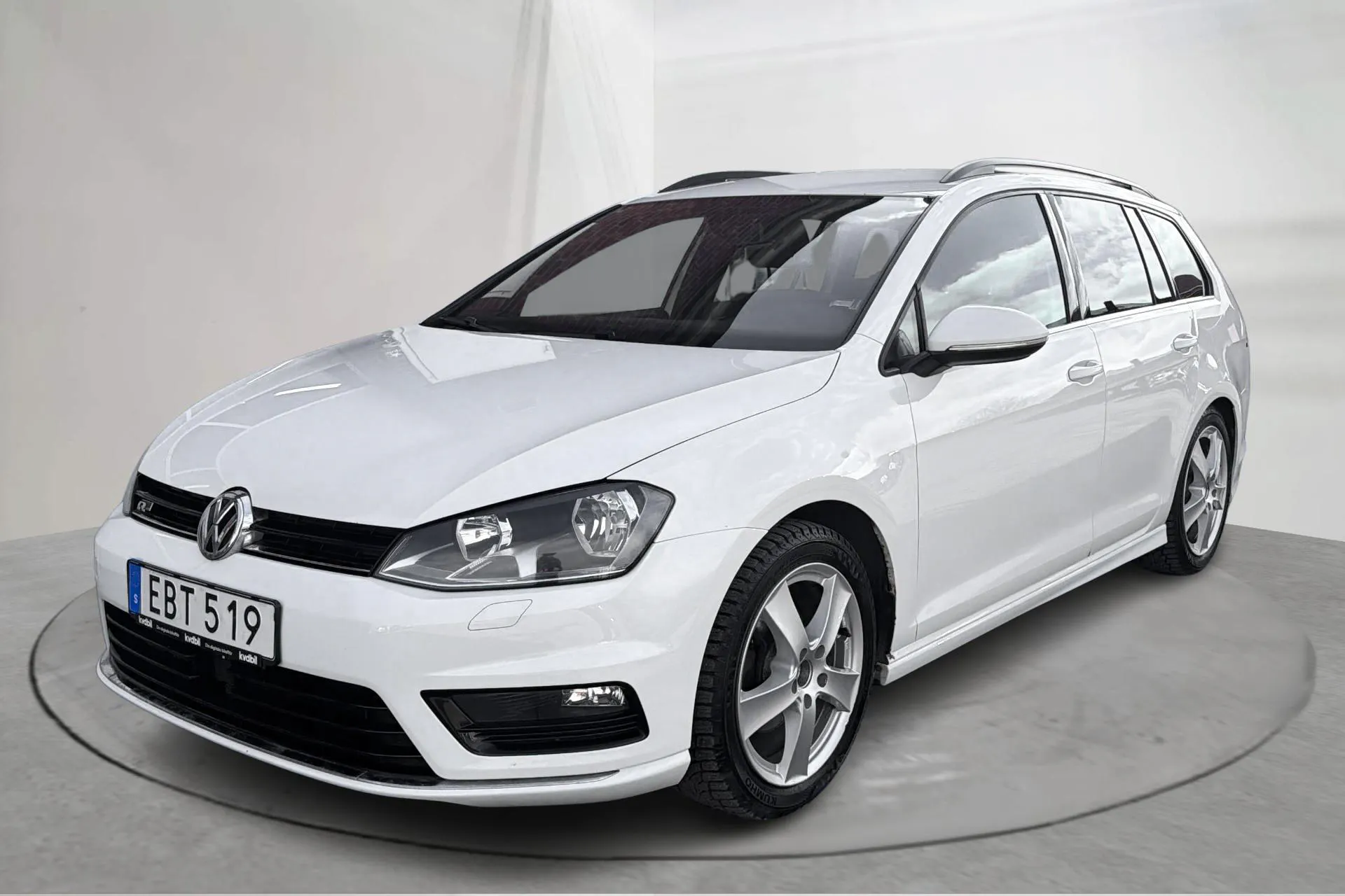Presentationsfoto 1 av 15: VW Golf VII 2.0 TDI BlueMotion Technology Sportscombi (150hk) - 16 840 mil - Automat - vit - 2016