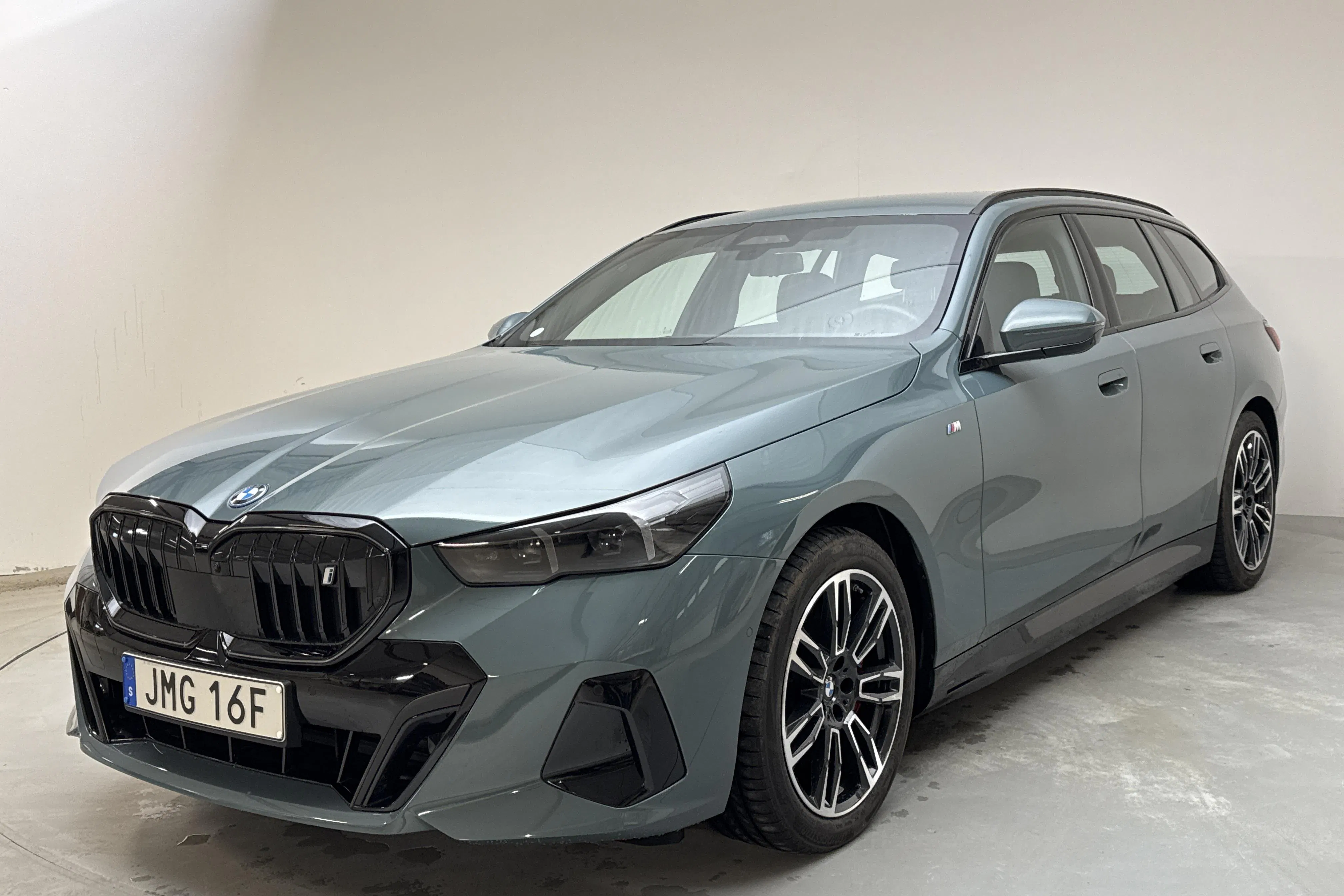 Presentation photo 1 of 22: BMW i5 eDrive40 Touring, G61 (340hk) - 46 430 km - Automatic - green - 2025