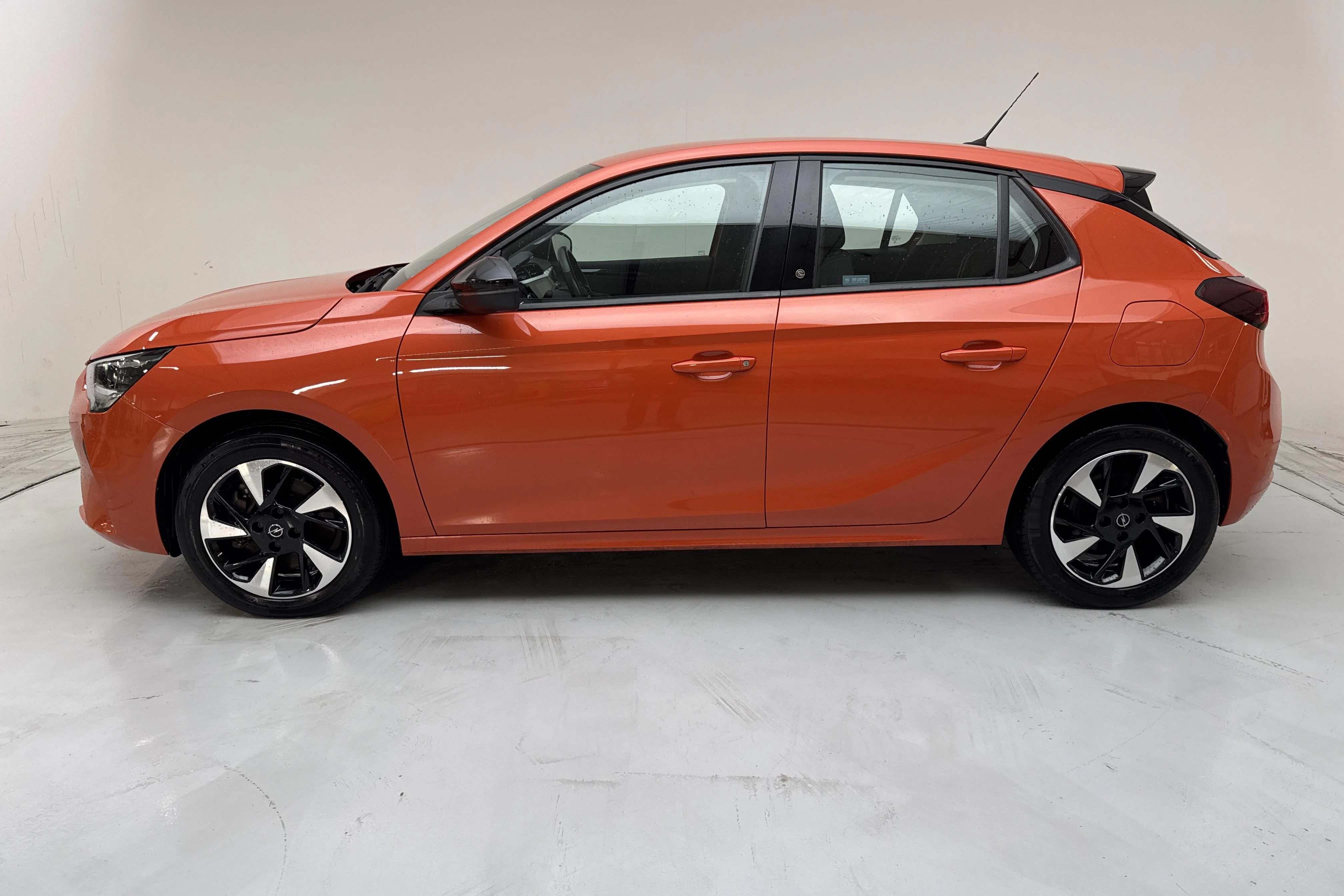 Presentationsfoto 2 av 14: Opel Corsa-e 50kWh 5dr (136hk) - 4 871 mil - Automat - orange - 2022