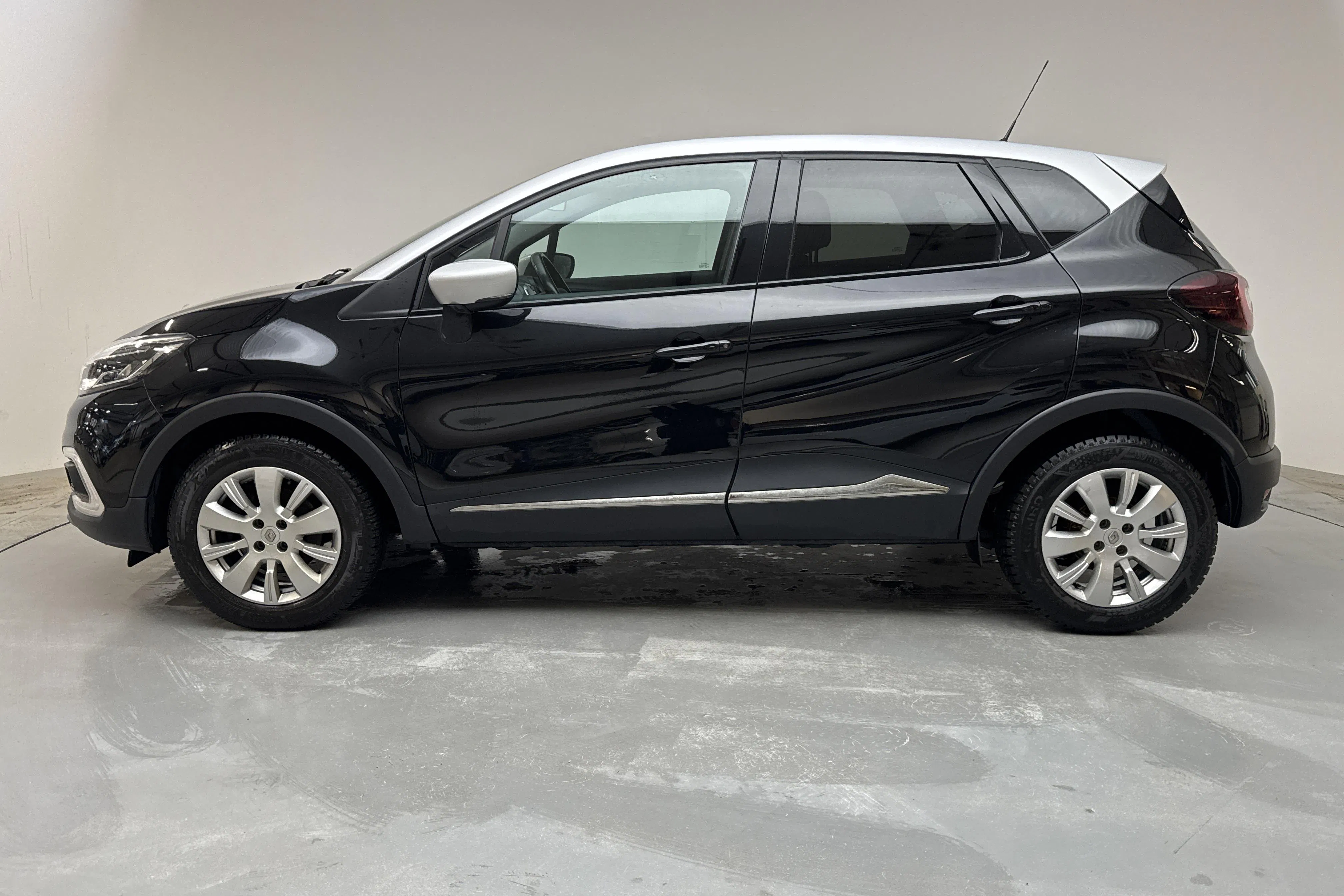 Presentationsfoto 2 av 13: Renault Captur 1.2 TCe (120hk) - 8 165 mil - Automat - 2018