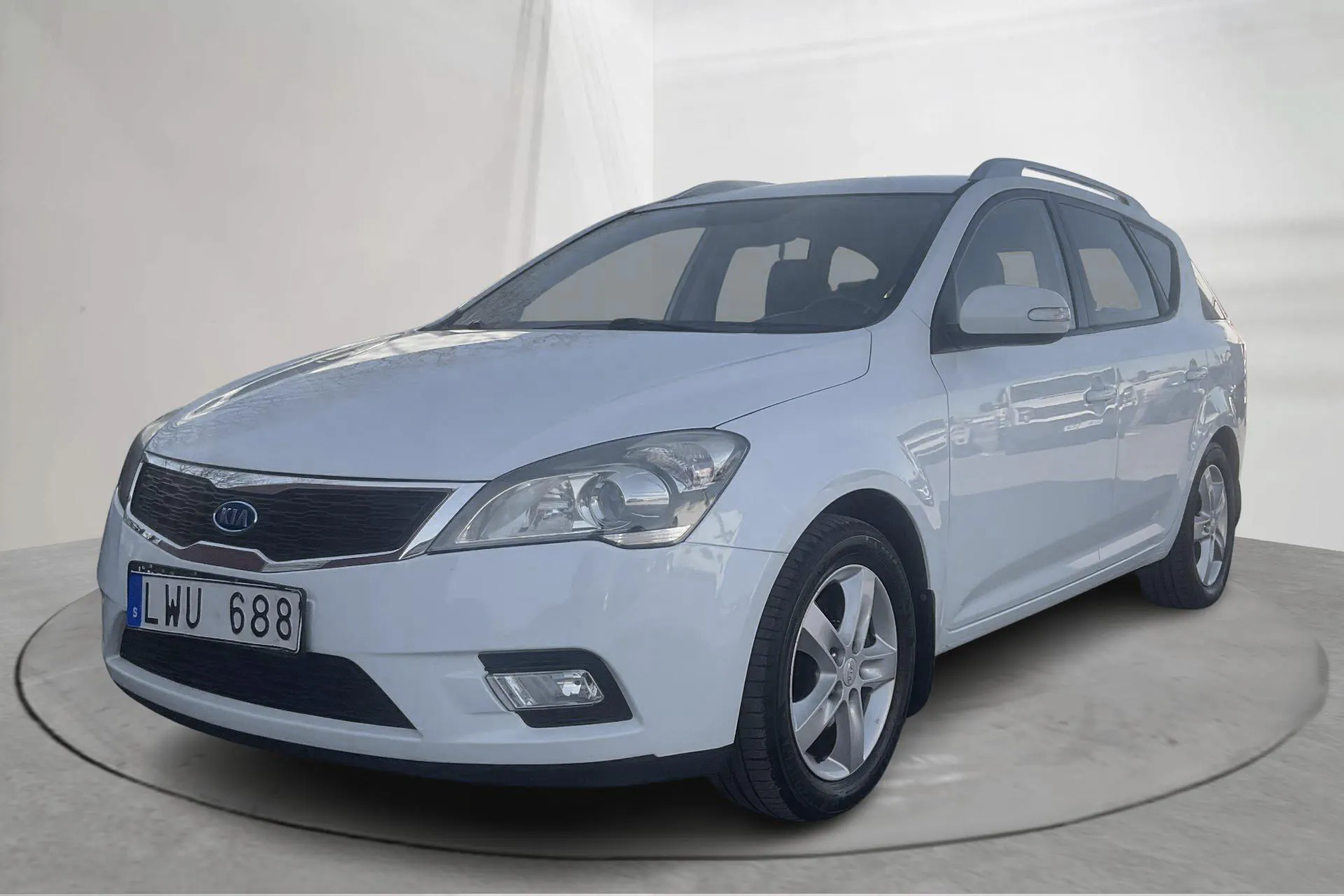 Presentationsfoto 1 av 13: KIA Cee'd 1.6 CRDi SW (128hk) - 4 545 mil - Manuell - vit - 2012
