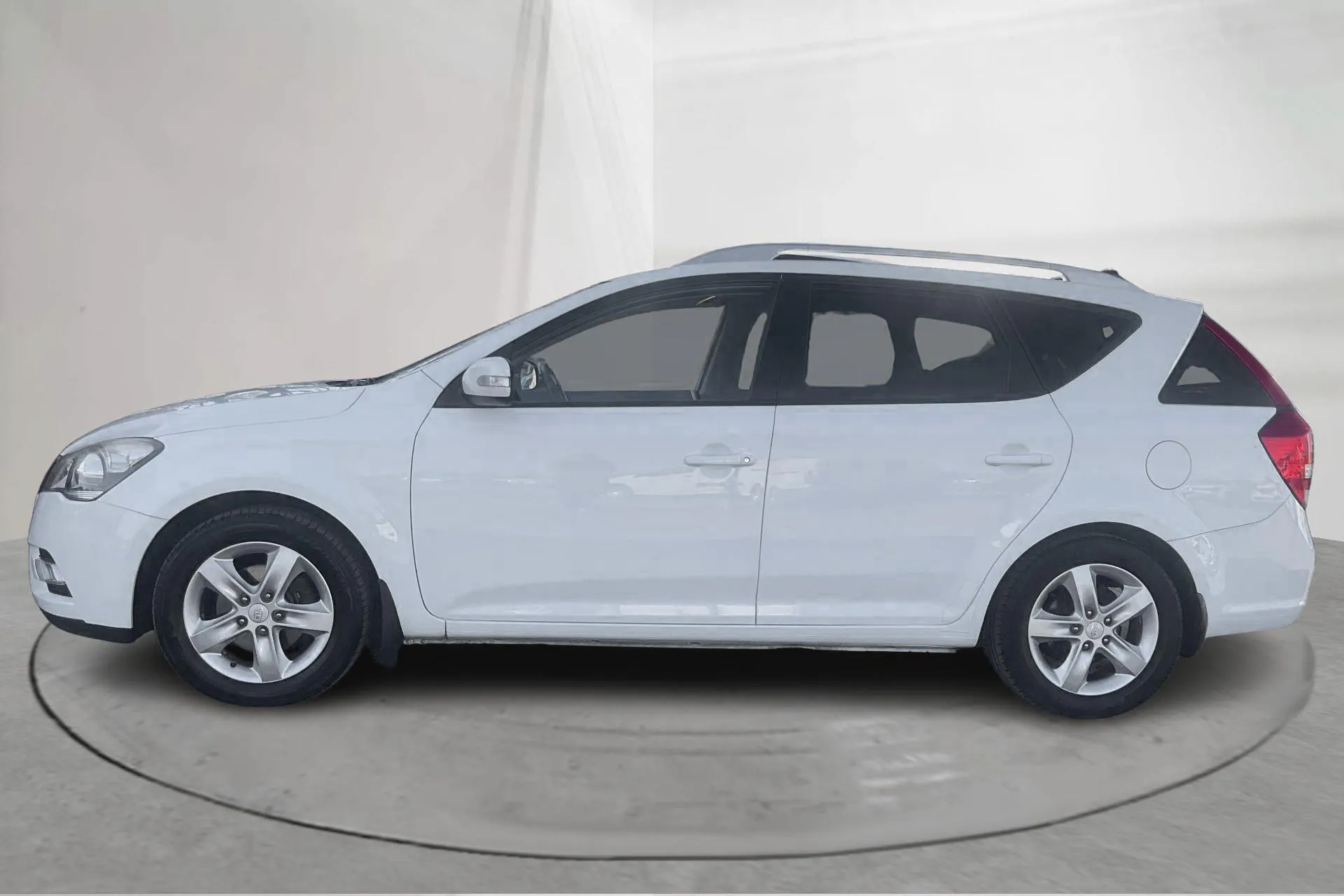 Presentationsfoto 2 av 13: KIA Cee'd 1.6 CRDi SW (128hk) - 4 545 mil - Manuell - vit - 2012