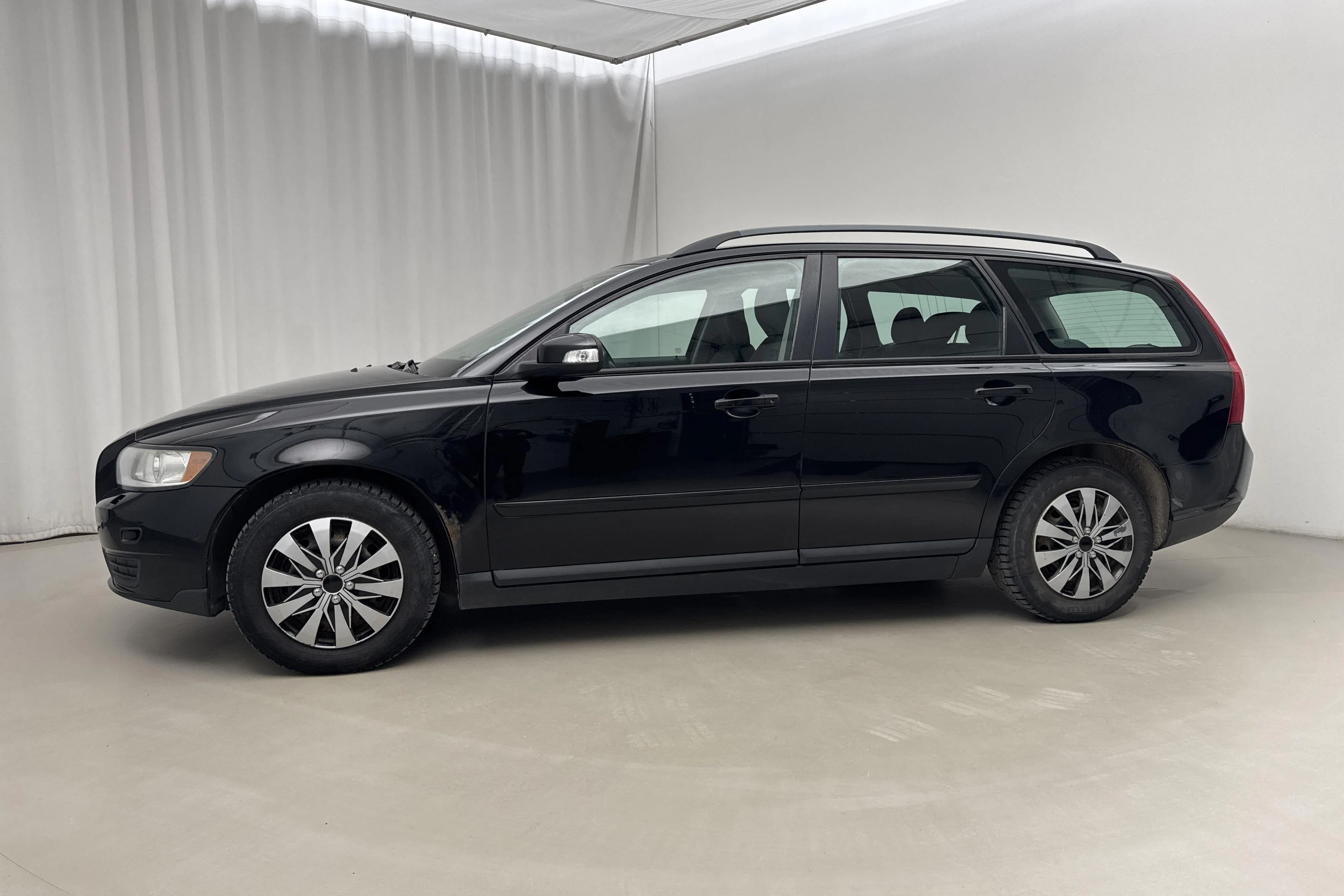 Presentationsfoto 2 av 15: Volvo V50 1.8F (125hk) - 22 607 mil - Manuell - svart - 2009