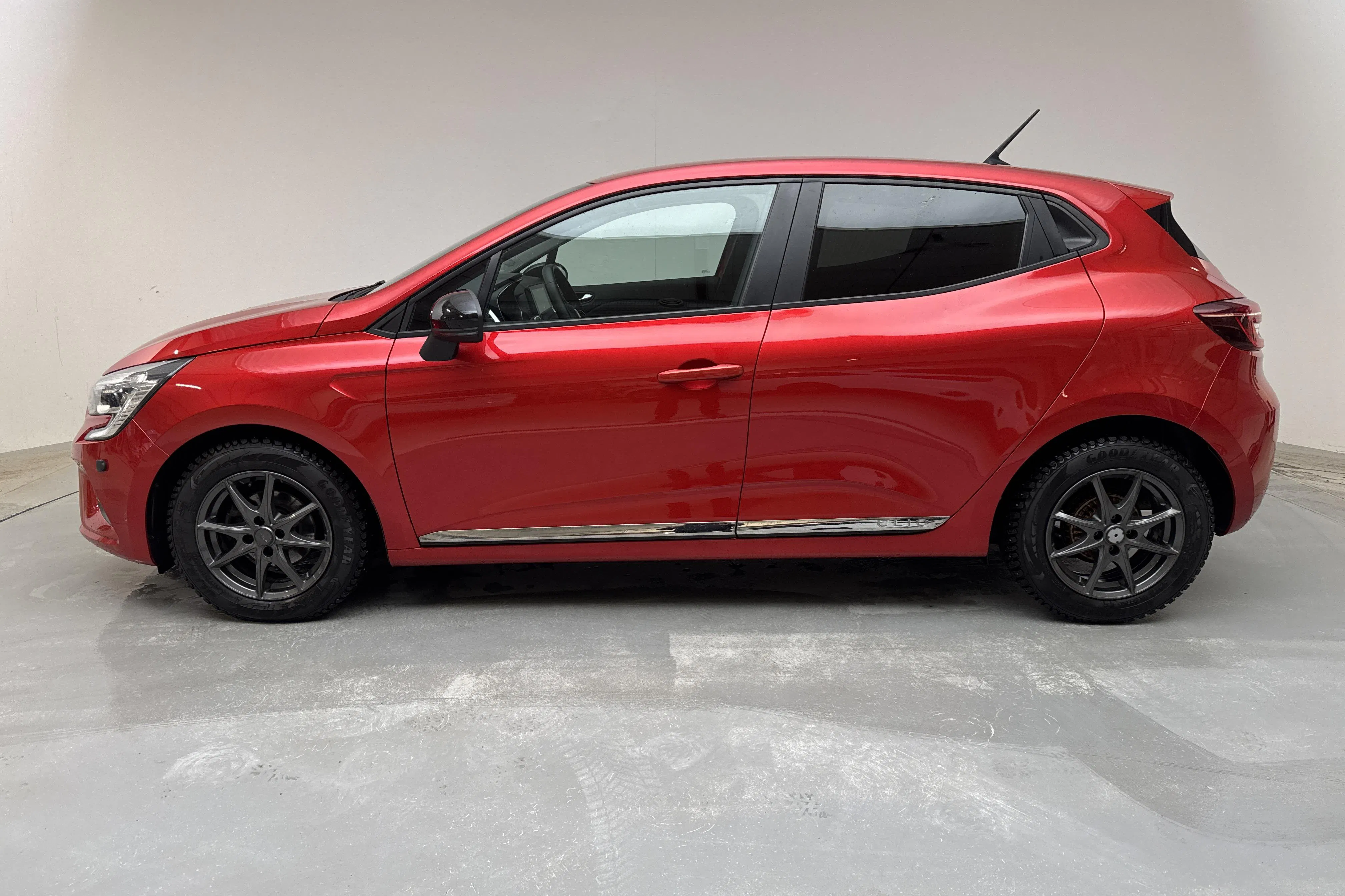 Presentationsfoto 2 av 14: Renault Clio V 1.0 TCe 5dr (100hk) - 3 905 mil - Manuell - röd - 2020