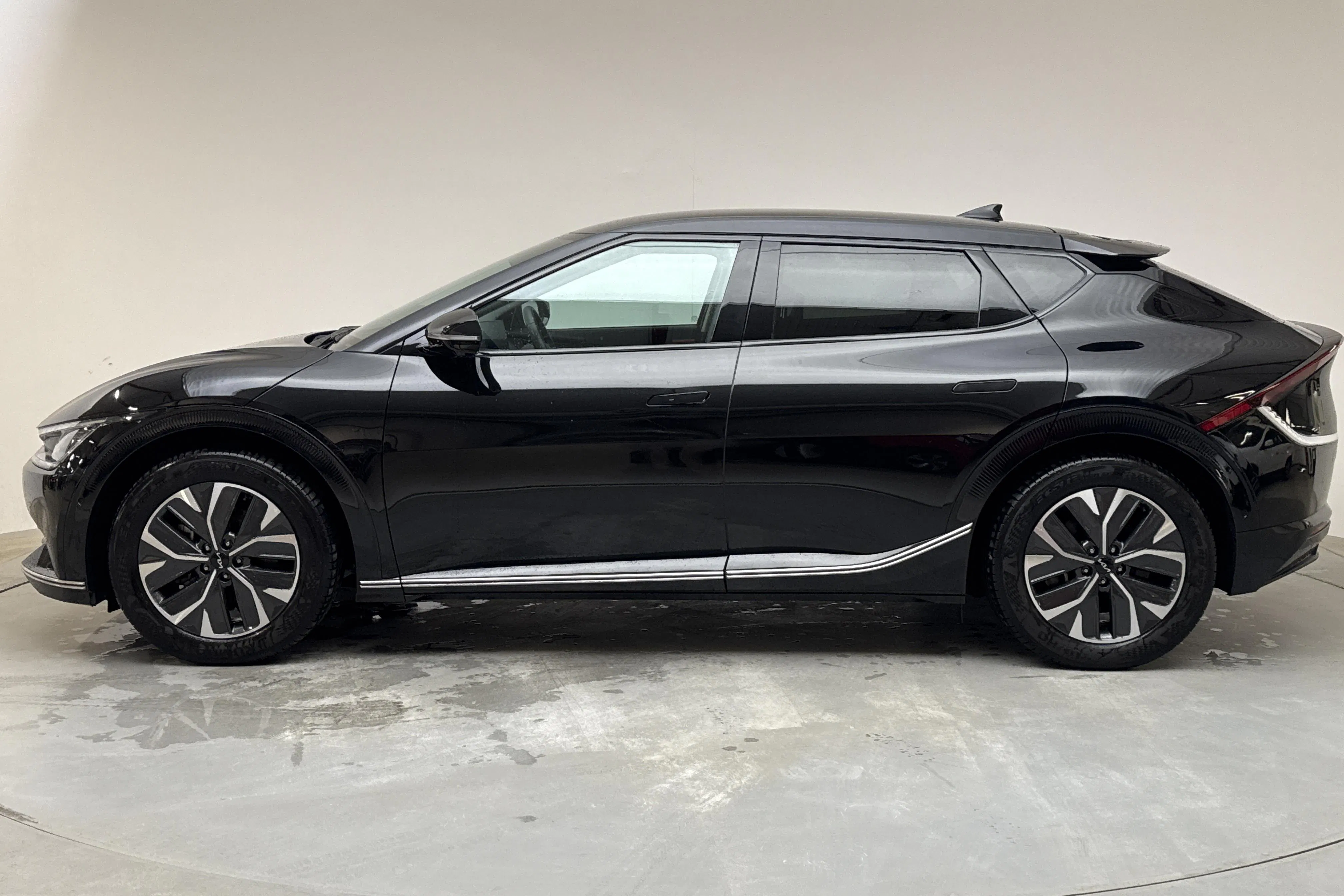 Presentationsfoto 2 av 16: KIA EV6 RWD (228hk) - 5 716 mil - Automat - svart - 2023