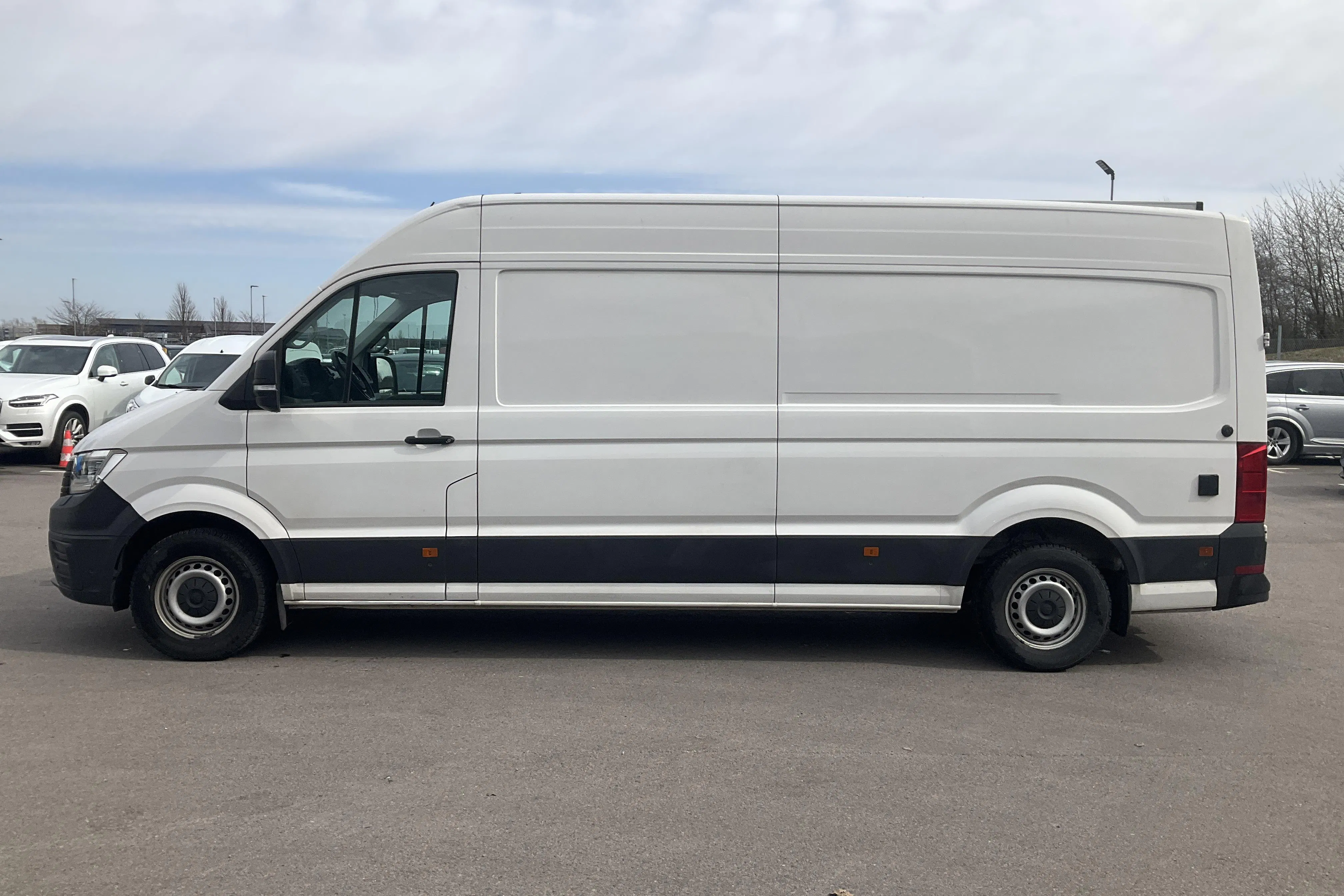 Presentationsfoto 2 av 17: VW Crafter 35 2.0 TDI Skåp (177hk) - 20 272 mil - Automat - vit - 2021