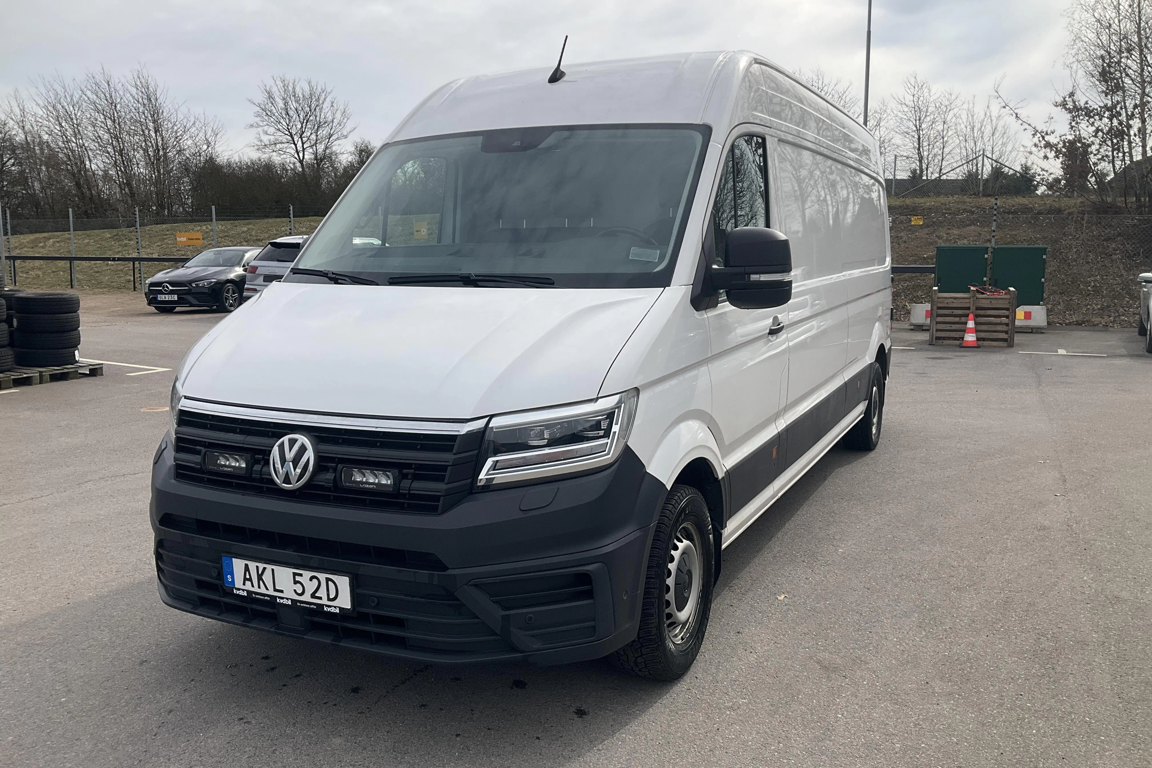 Presentationsfoto 1 av 17: VW Crafter 35 2.0 TDI Skåp (177hk) - 20 272 mil - Automat - vit - 2021