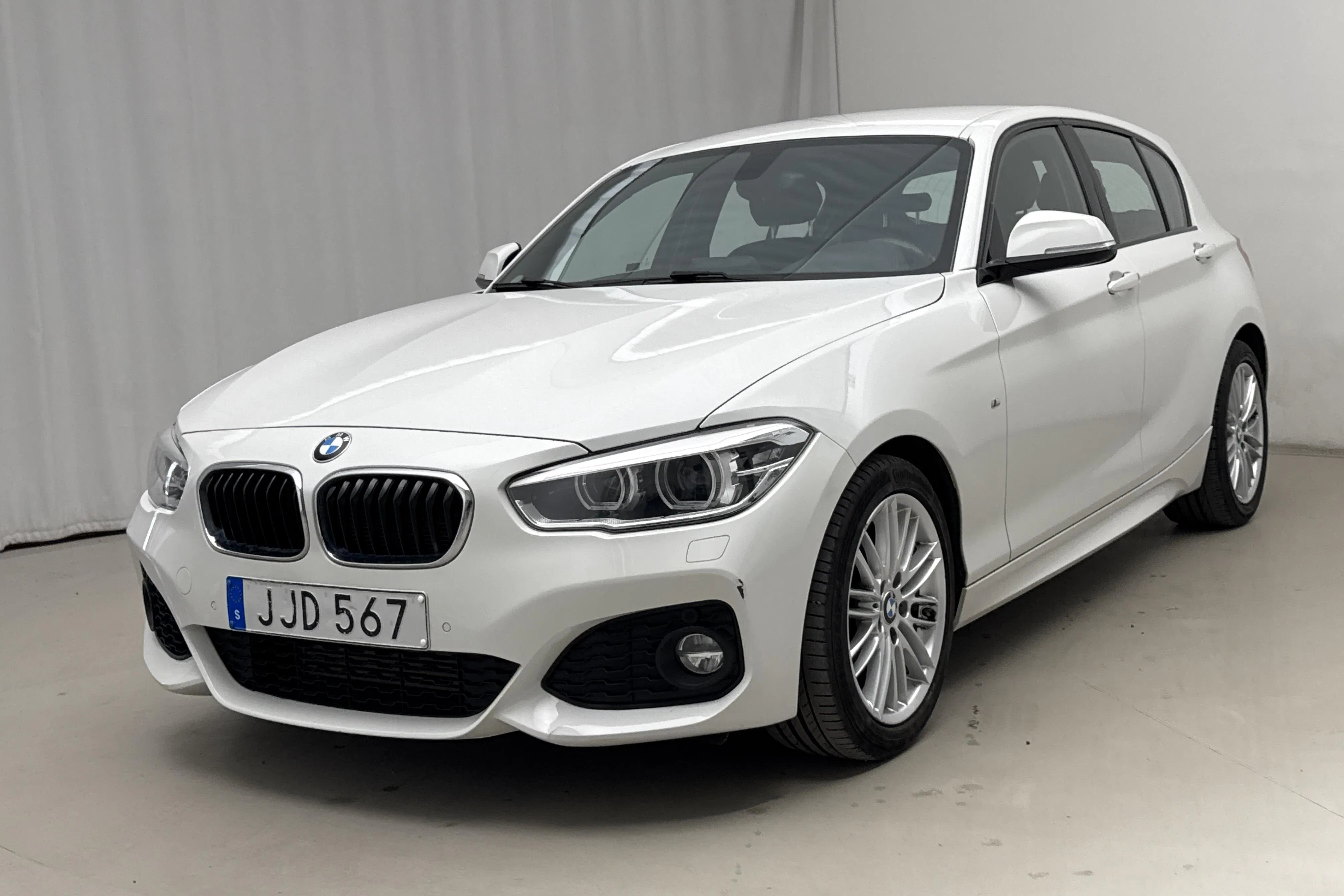 Präsentationsfoto 1 von 17: BMW 118i 5dr, F20 (136hk) - 102 080 Kilometer - Verkaufsautomat - Weiß - 2018
