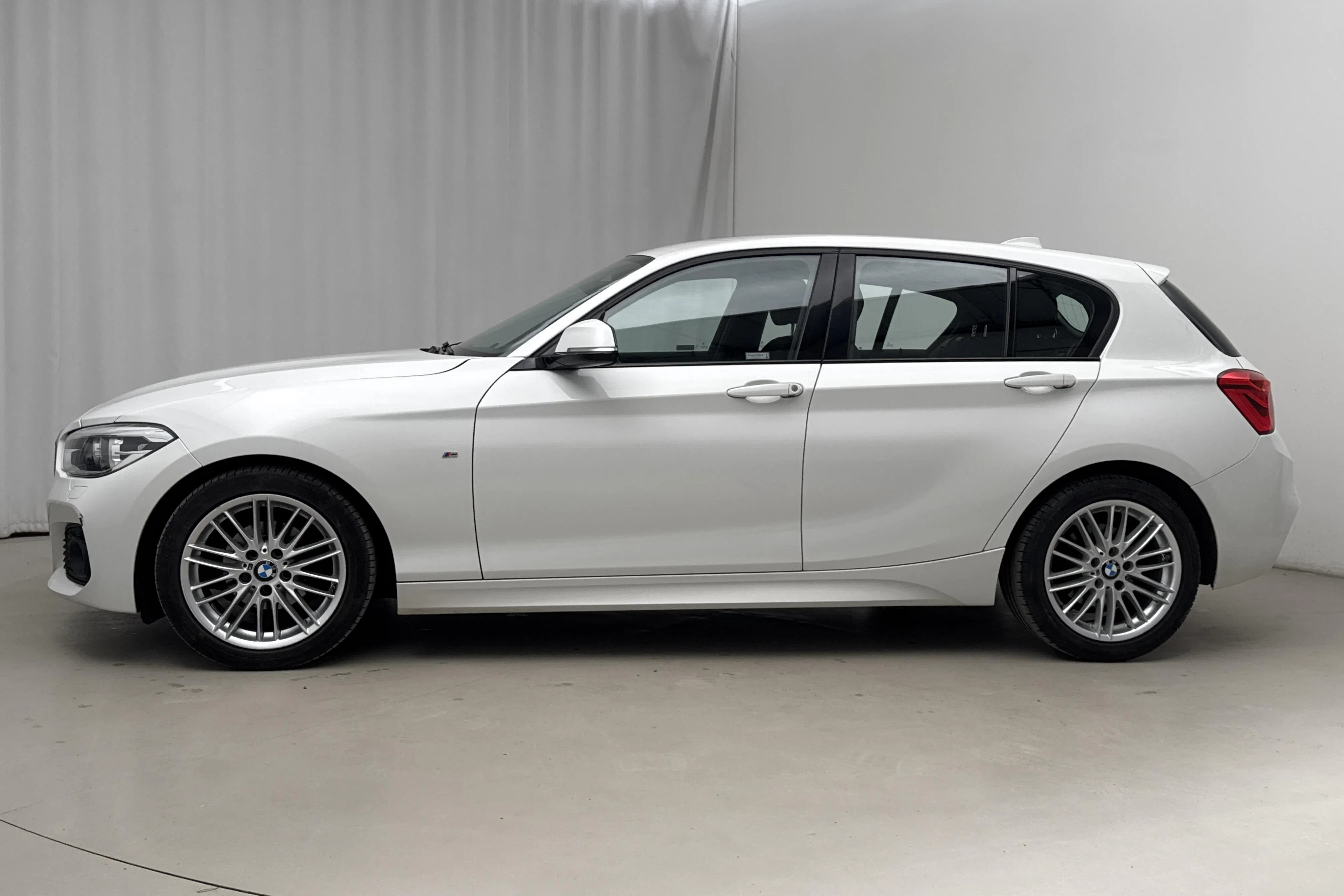 Präsentationsfoto 2 von 17: BMW 118i 5dr, F20 (136hk) - 102 080 Kilometer - Verkaufsautomat - Weiß - 2018