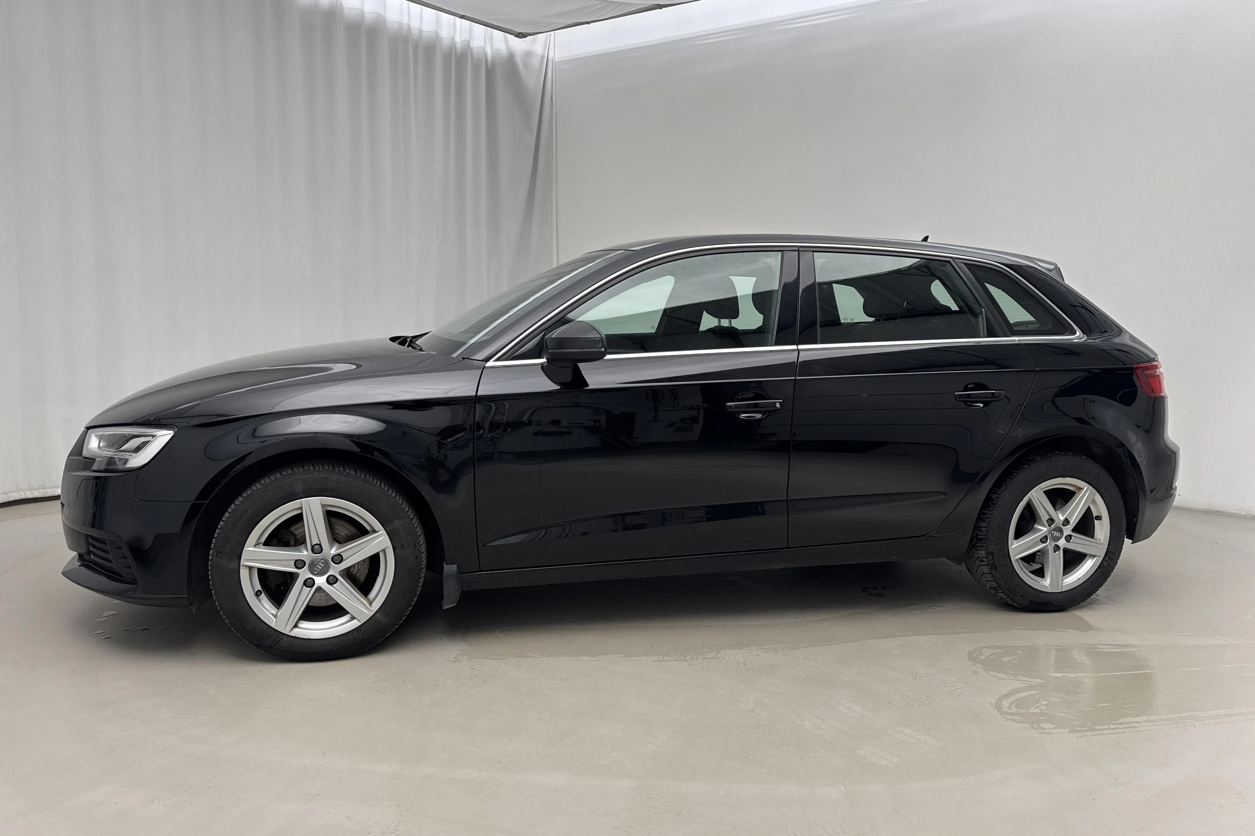 Presentationsfoto 2 av 16: Audi A3 Sportback 30 TFSI (116hk) - 16 672 mil - Automat - svart - 2019