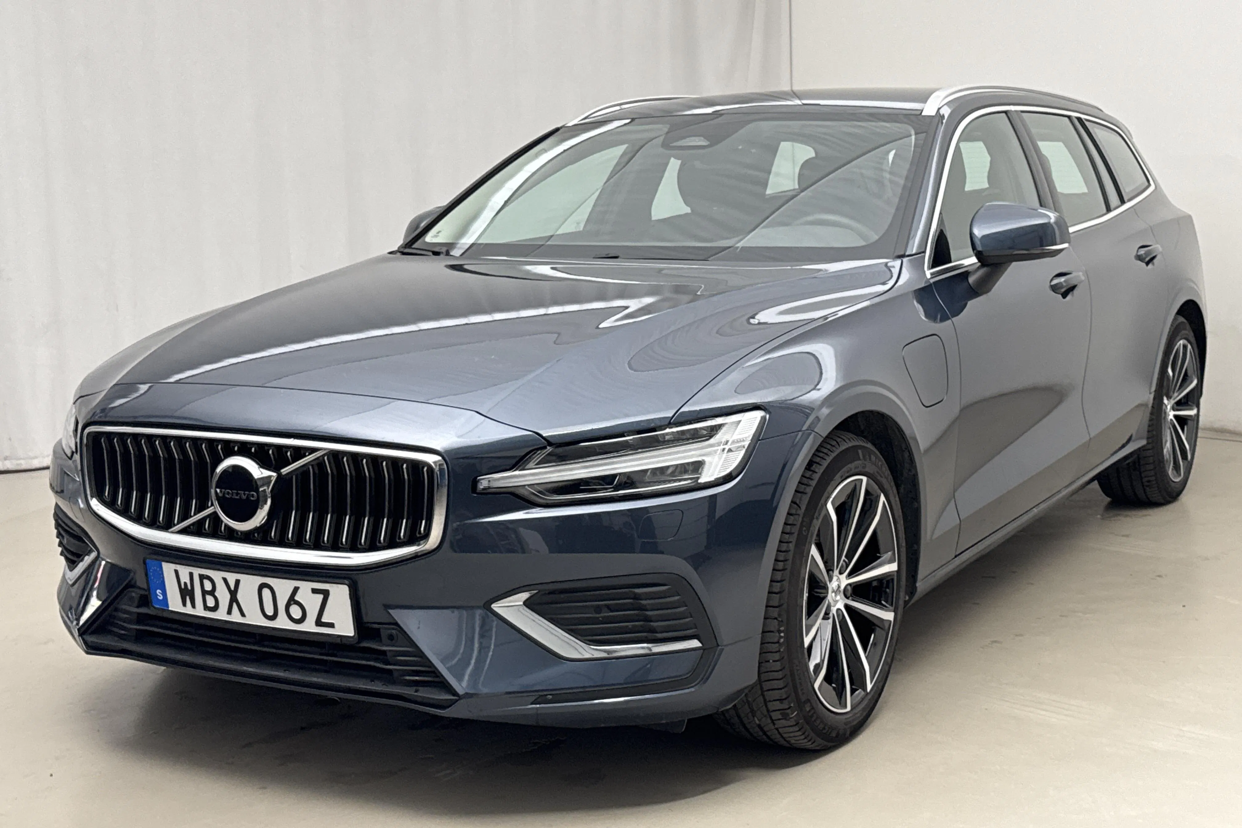 Presentationsfoto 1 av 26: Volvo V60 T6 AWD Recharge (350hk) - 2 121 mil - Automat - Mörkblå - 2025