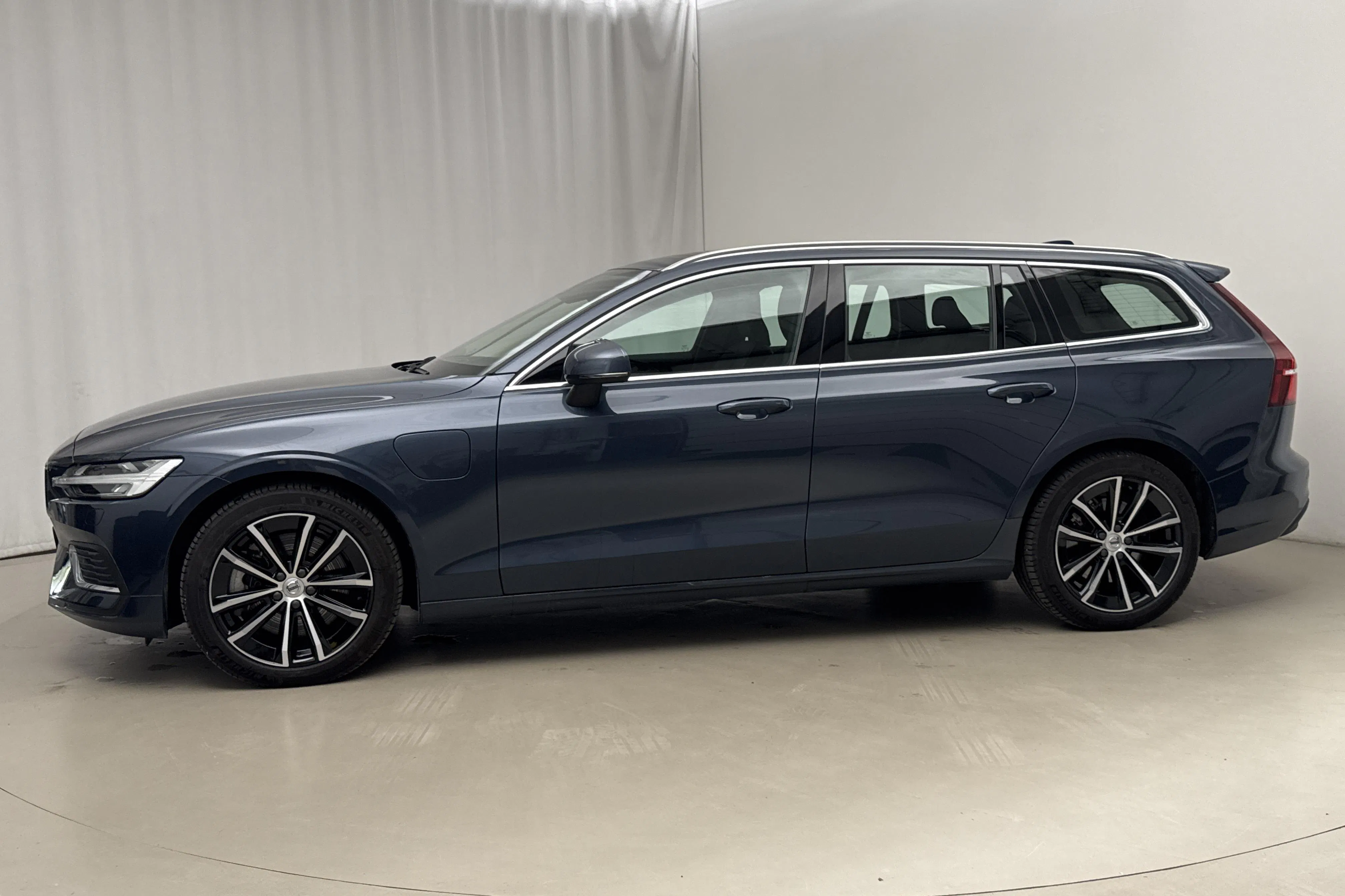 Presentationsfoto 2 av 26: Volvo V60 T6 AWD Recharge (350hk) - 2 121 mil - Automat - Mörkblå - 2025